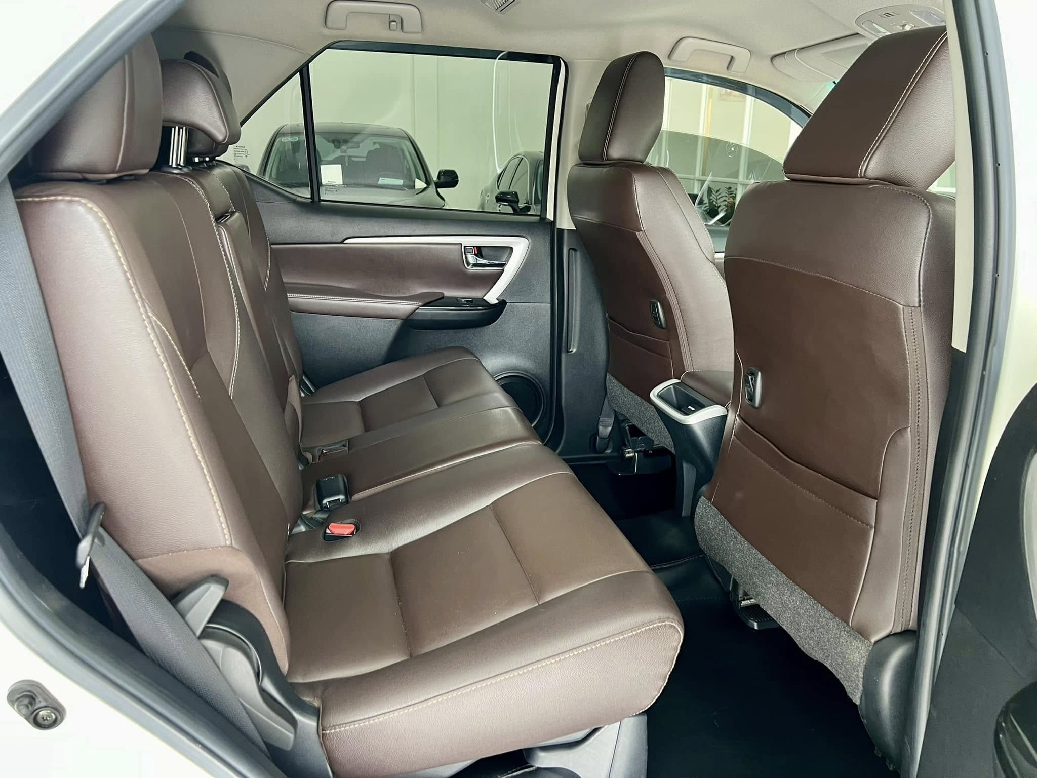 Bán Toyota Fortuner 2.7V 4x2 AT sản xuất năm 2019, màu trắng, nhập khẩu