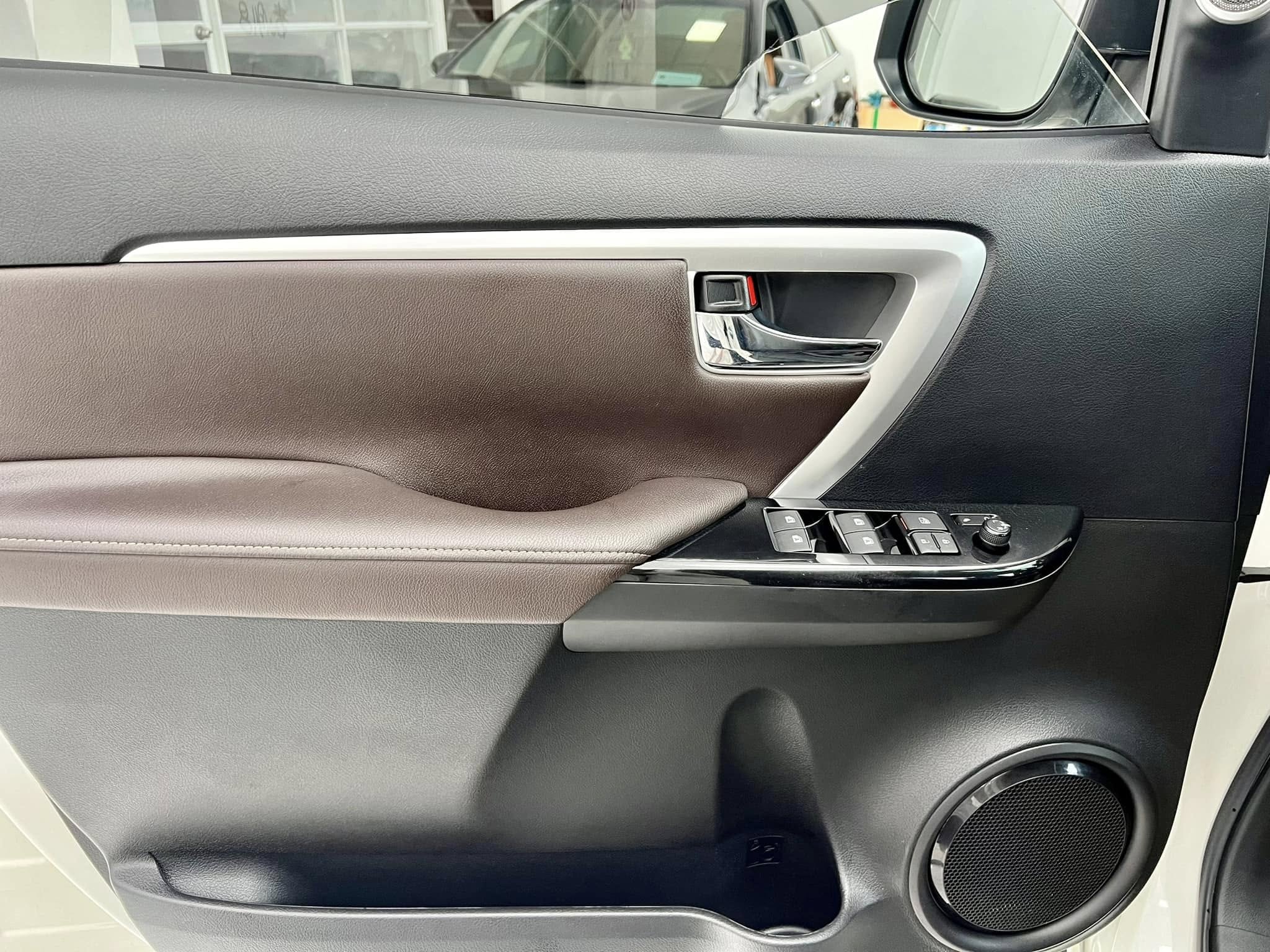 Bán Toyota Fortuner 2.7V 4x2 AT sản xuất năm 2019, màu trắng, nhập khẩu