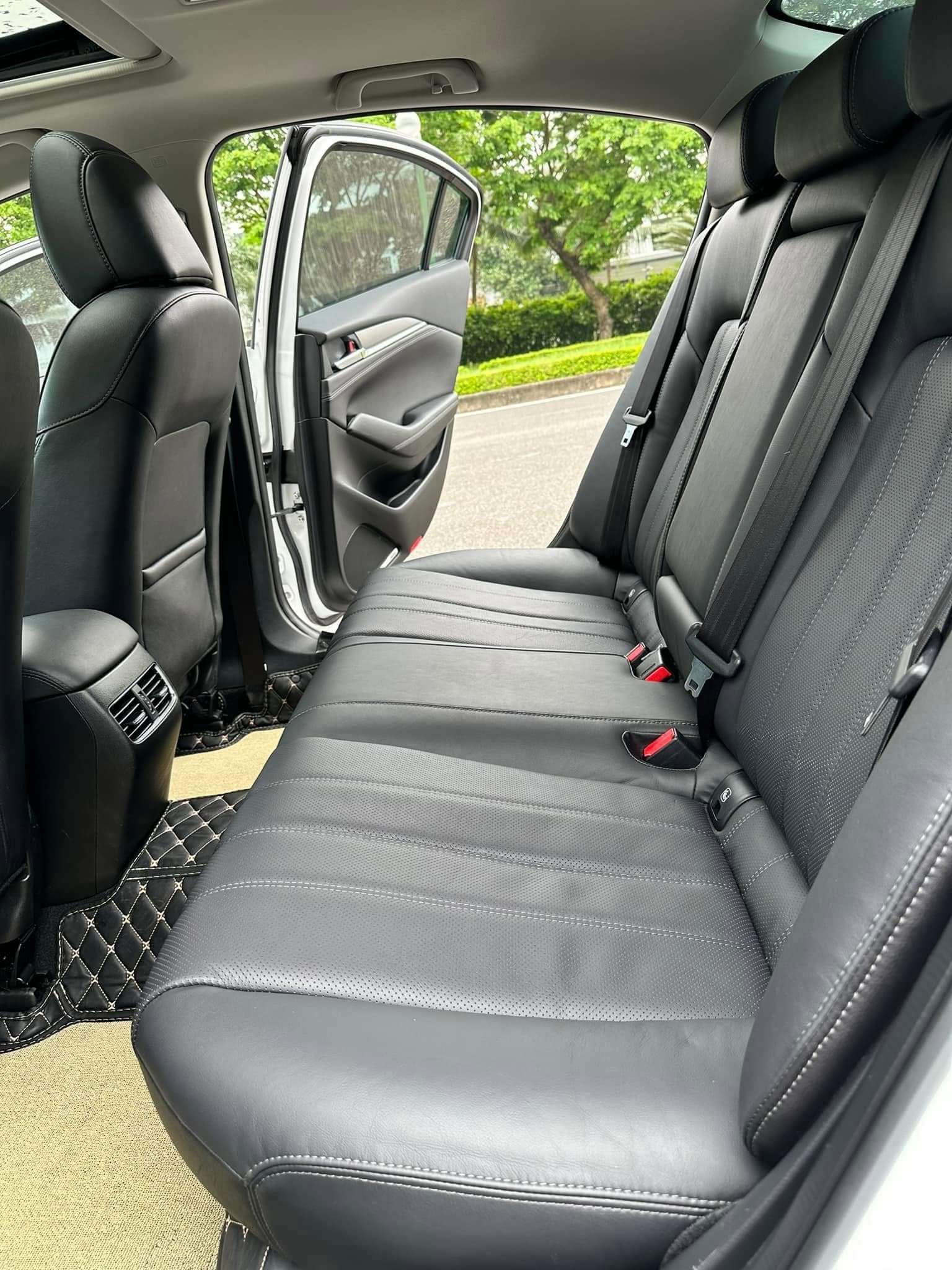 Bán xe Mazda Mazda 6 Premium 2.0 AT năm sản xuất 2024, màu trắng