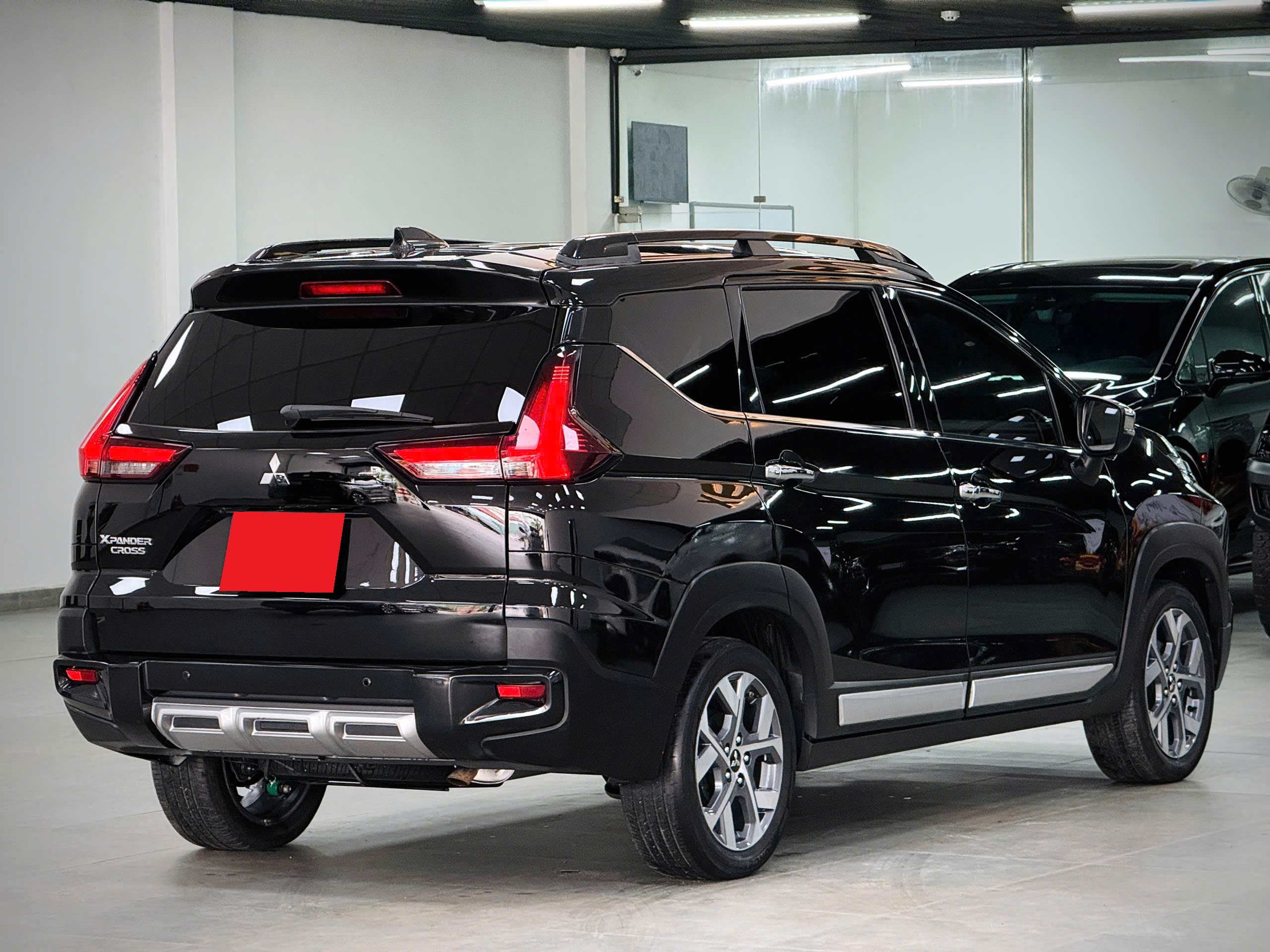 Bán ô tô Mitsubishi Xpander Cross 1.5 AT năm sản xuất 2024, màu đen, nhập khẩu nguyên chiếc, giá 529tr