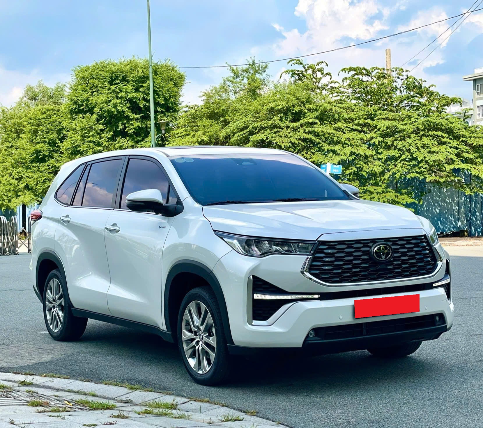 Bán xe Toyota Innova Cross HEV 2.0 CVT sản xuất năm 2026, màu trắng, xe nhập