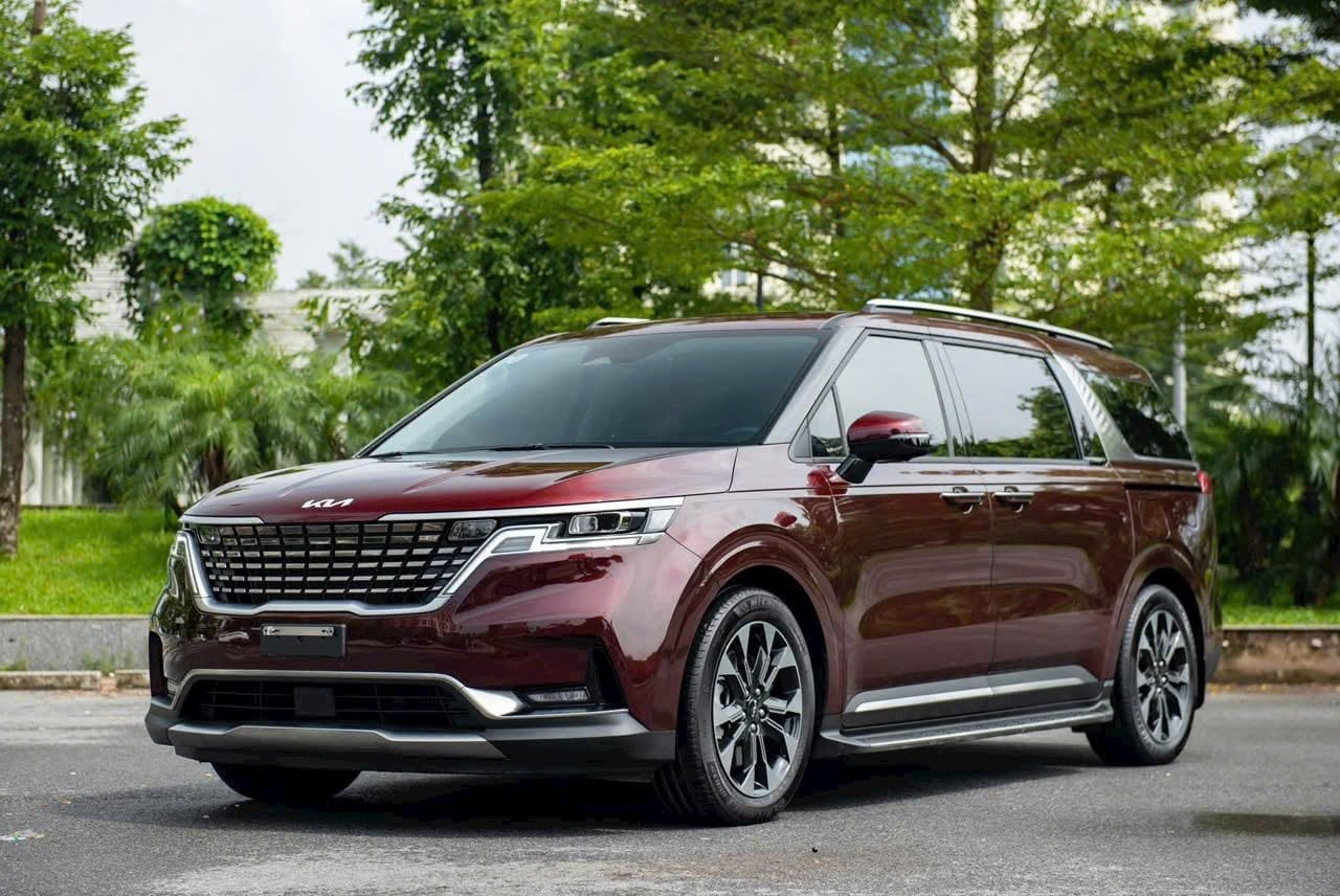 Bán Kia Carnival Signature 2.2D Full dầu năm 2024, màu đỏ