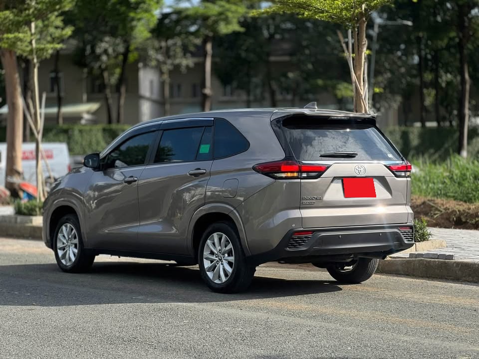 Bán Toyota Innova Cross 2.0 CVT sản xuất năm 2025, màu đồng, nhập khẩu, giá 785tr