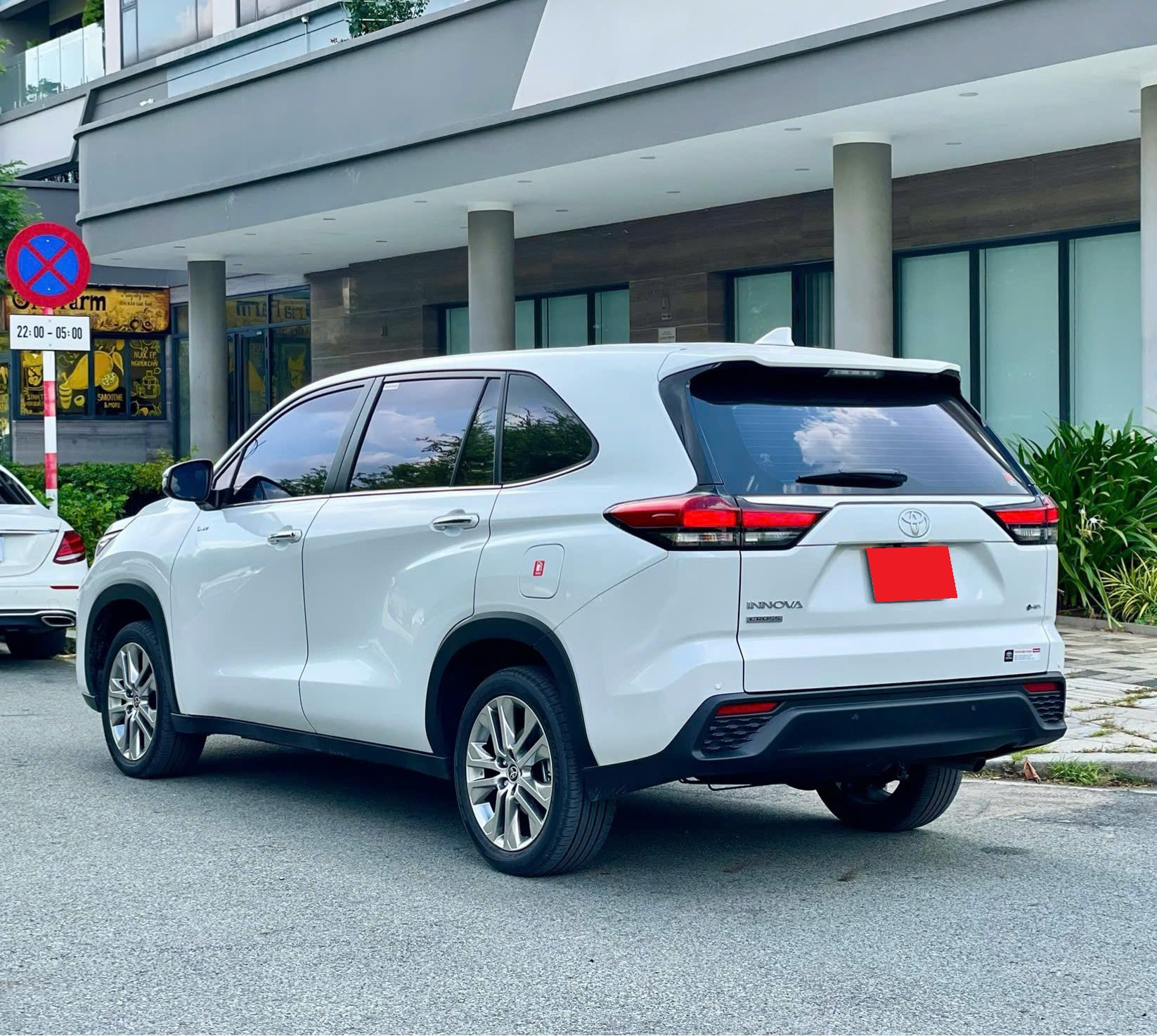 Bán xe Toyota Innova Cross HEV 2.0 CVT sản xuất năm 2026, màu trắng, xe nhập