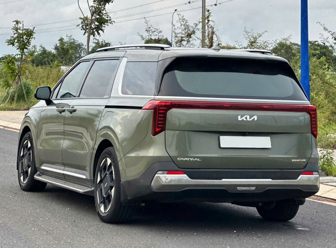 Cần bán xe Kia Carnival Signature 2.2D Full dầu sản xuất năm 2024, màu xanh lục