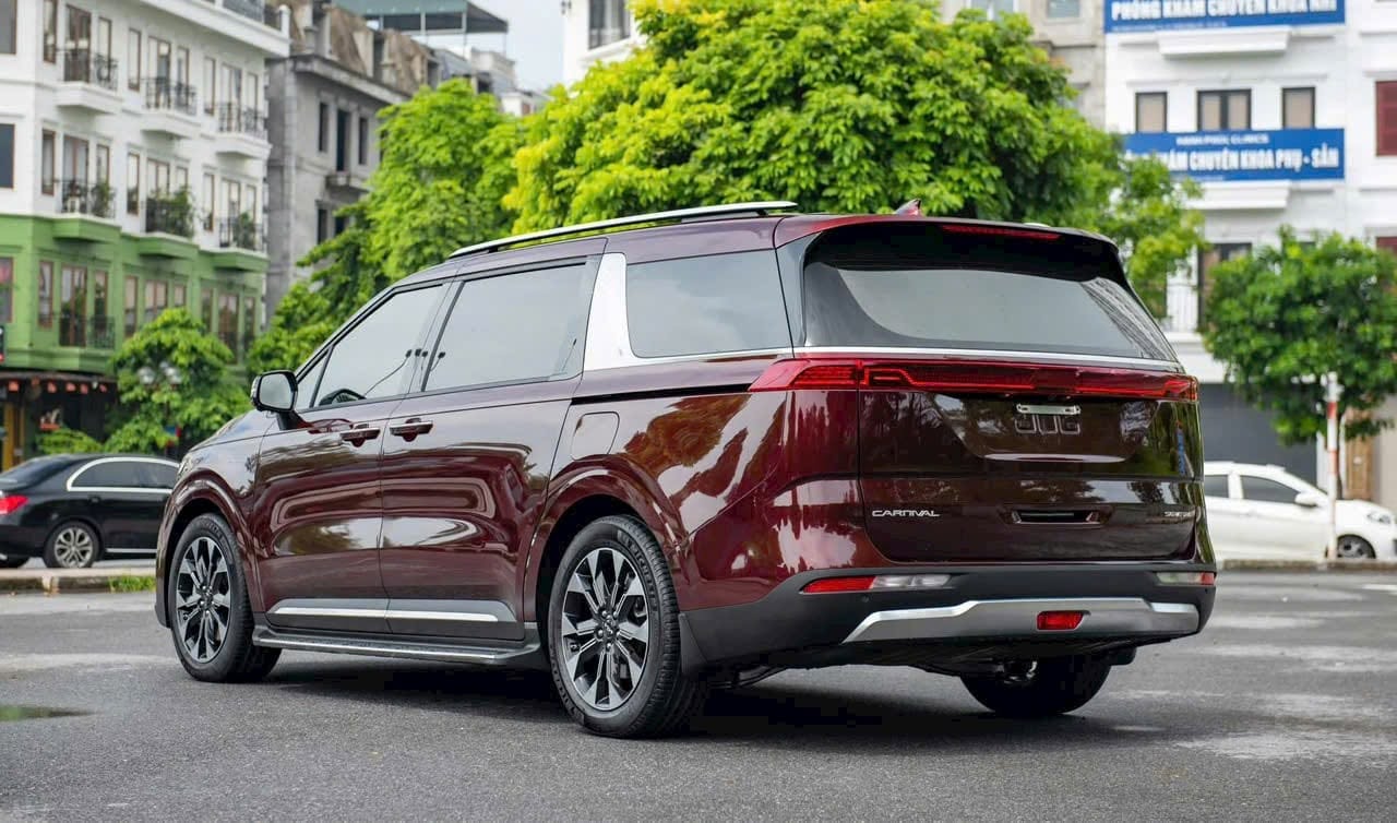 Bán Kia Carnival Signature 2.2D Full dầu năm 2024, màu đỏ