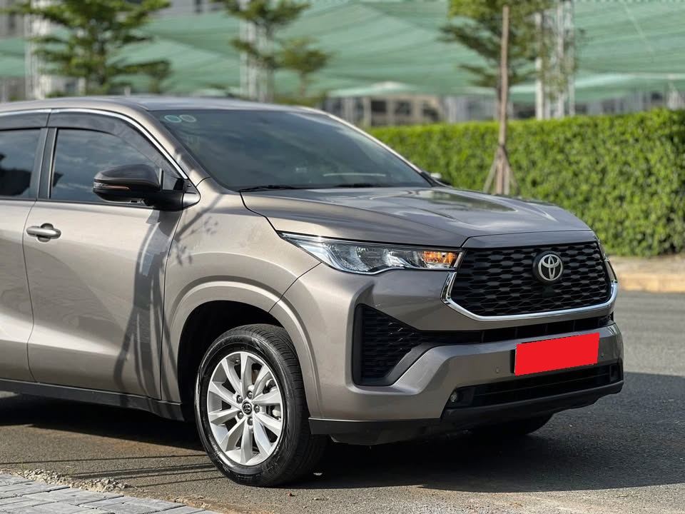 Bán Toyota Innova Cross 2.0 CVT sản xuất năm 2025, màu đồng, nhập khẩu, giá 785tr