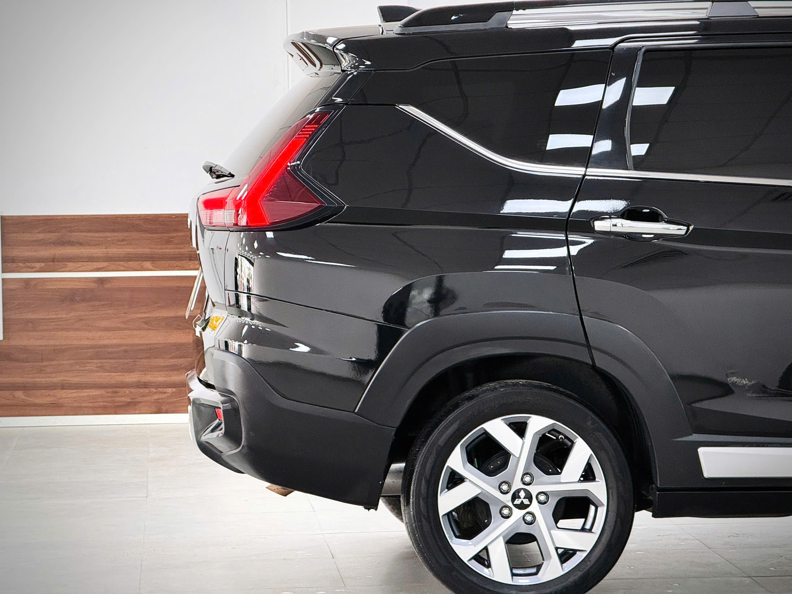 Bán ô tô Mitsubishi Xpander Cross 1.5 AT năm sản xuất 2024, màu đen, nhập khẩu nguyên chiếc, giá 529tr