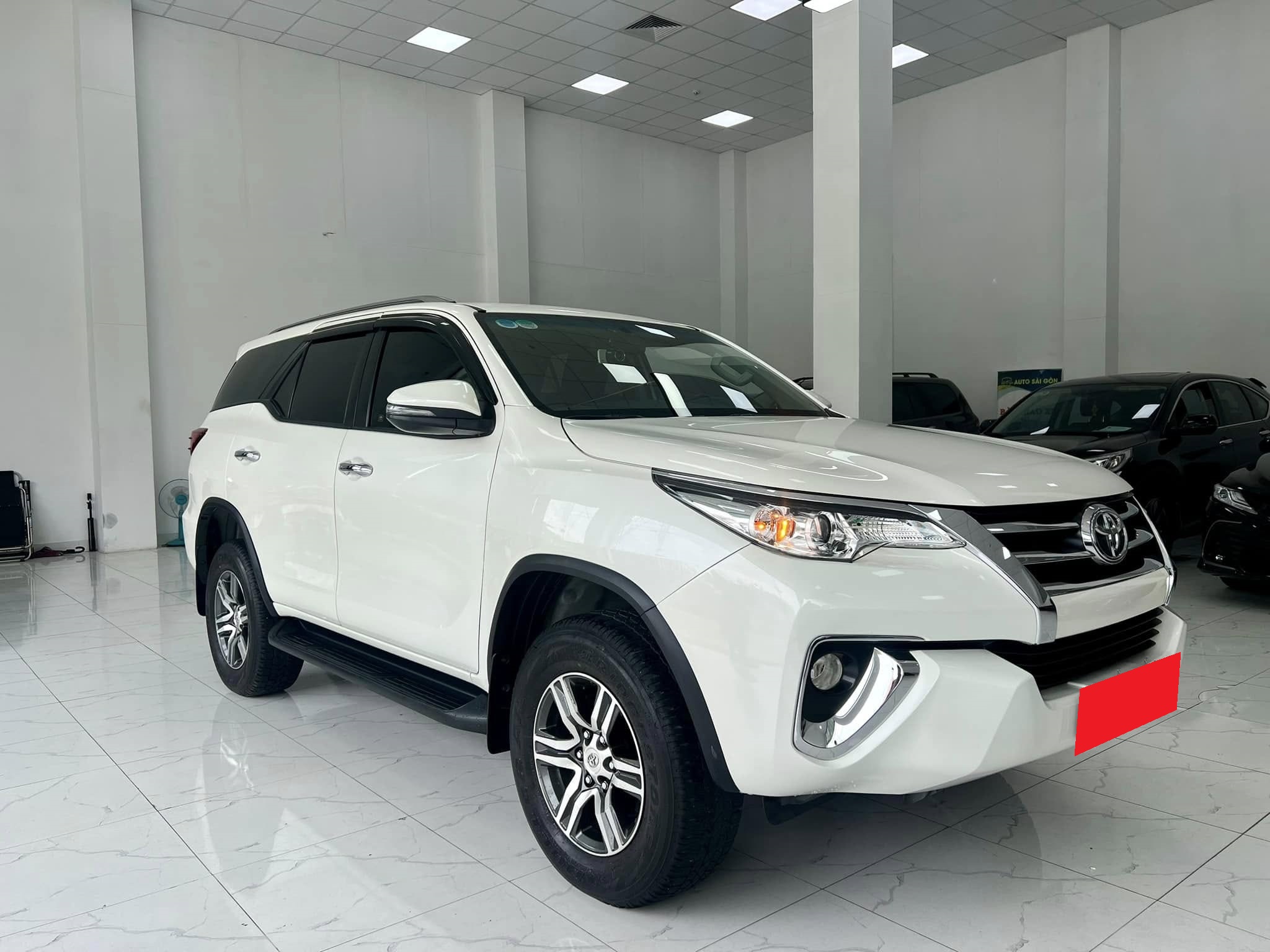 Bán Toyota Fortuner 2.7V 4x2 AT sản xuất năm 2019, màu trắng, nhập khẩu