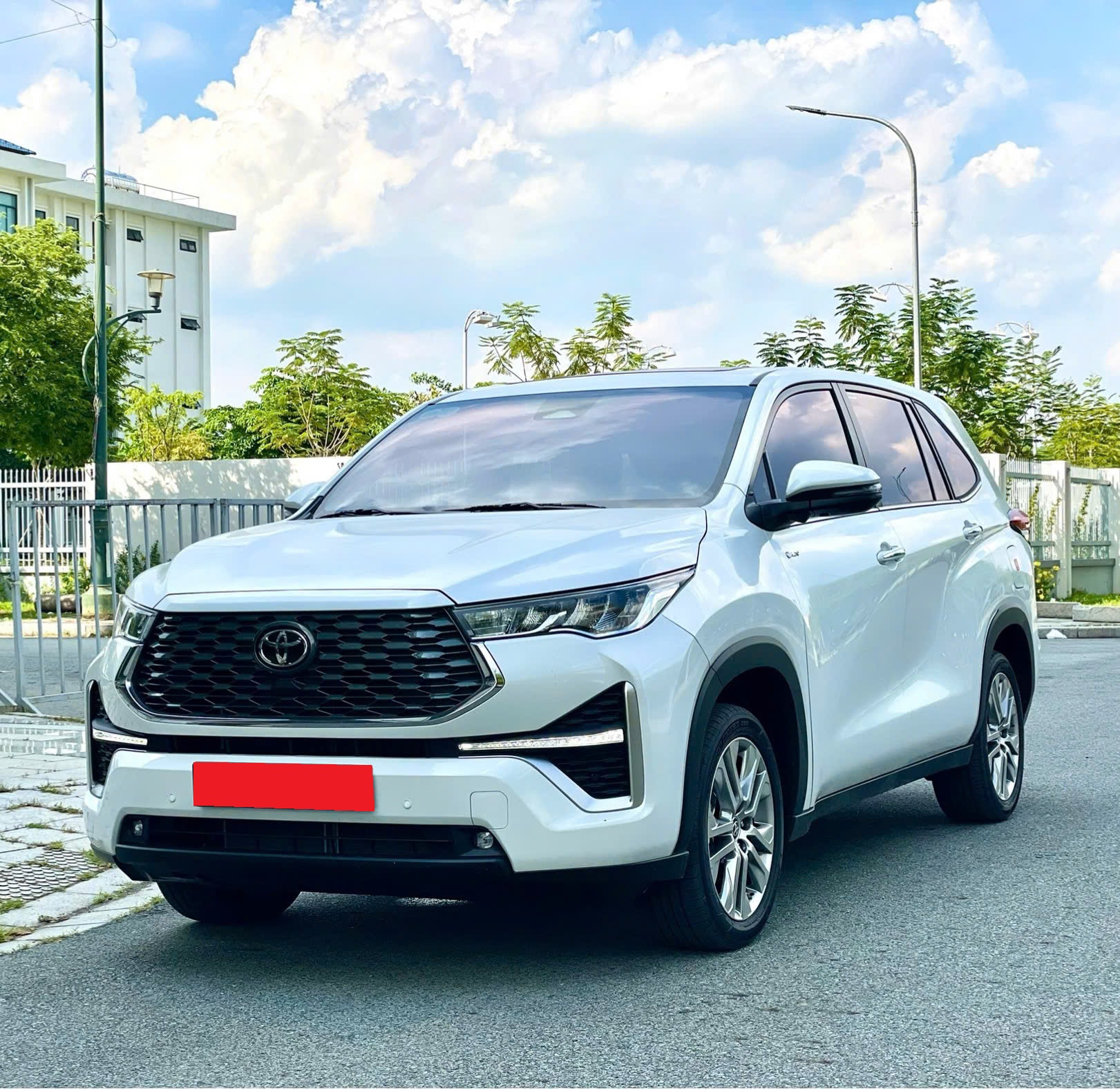 Bán xe Toyota Innova Cross HEV 2.0 CVT sản xuất năm 2026, màu trắng, xe nhập