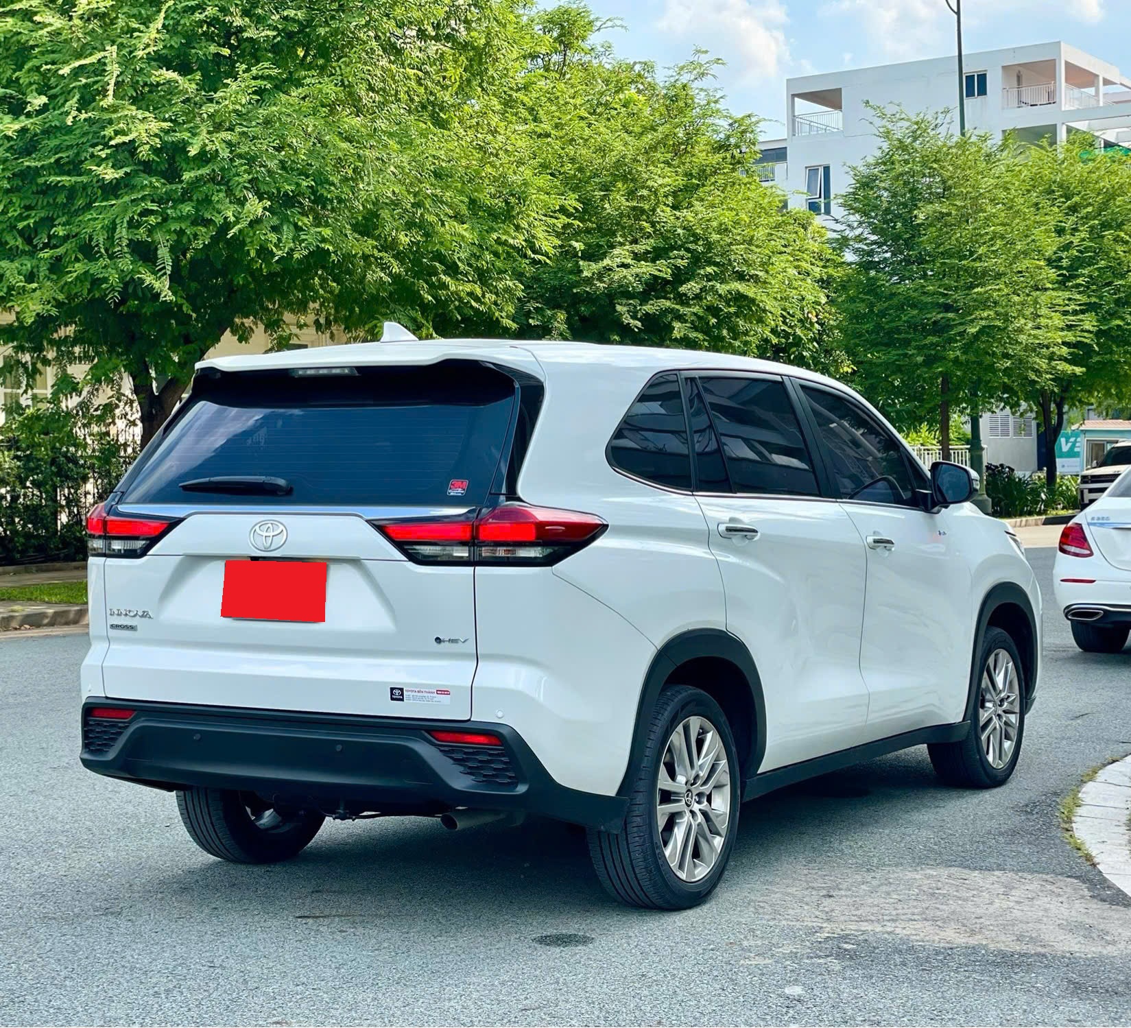 Bán xe Toyota Innova Cross HEV 2.0 CVT sản xuất năm 2026, màu trắng, xe nhập