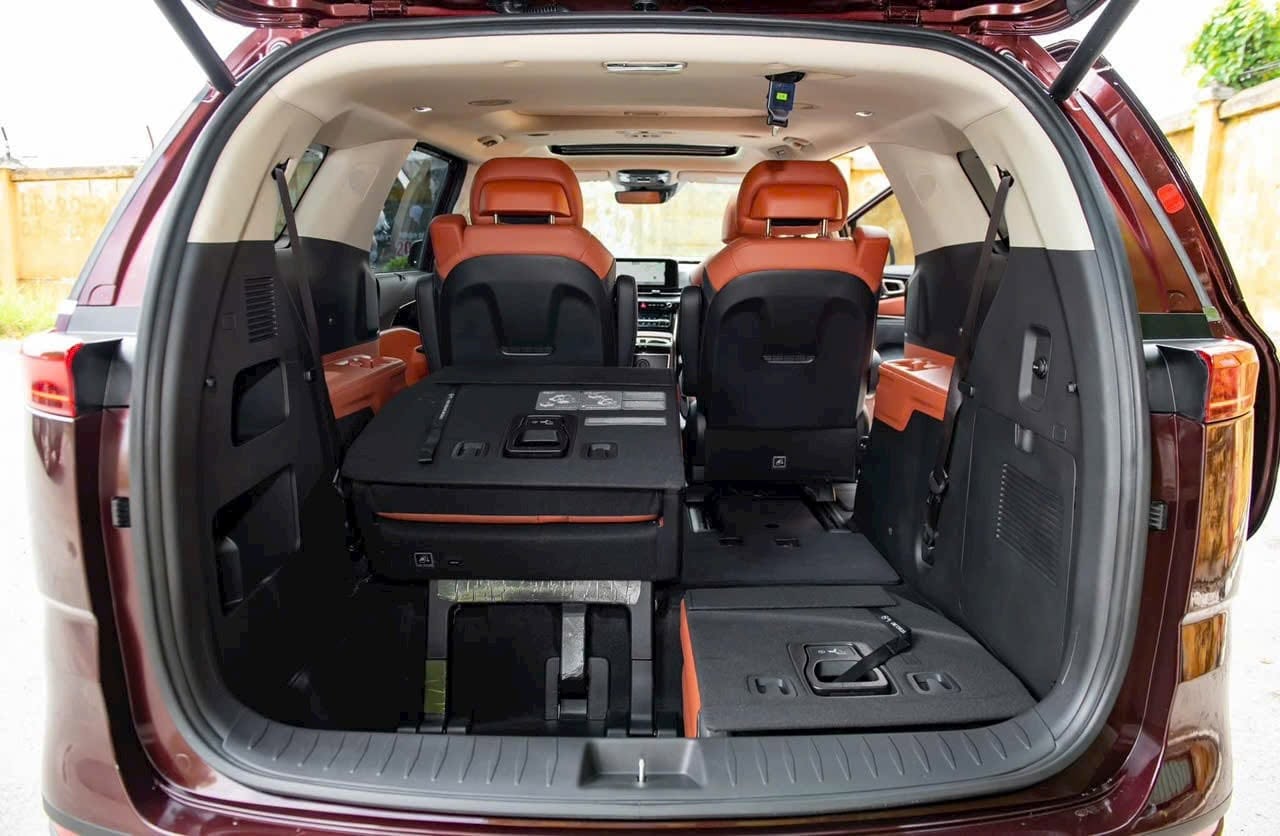 Bán Kia Carnival Signature 2.2D Full dầu năm 2024, màu đỏ