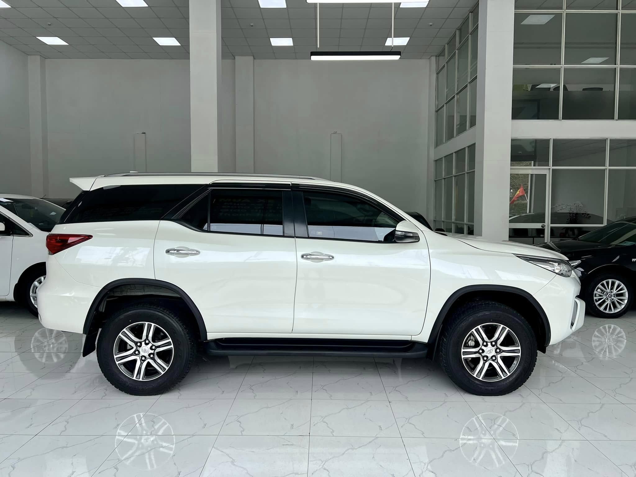 Bán Toyota Fortuner 2.7V 4x2 AT sản xuất năm 2019, màu trắng, nhập khẩu