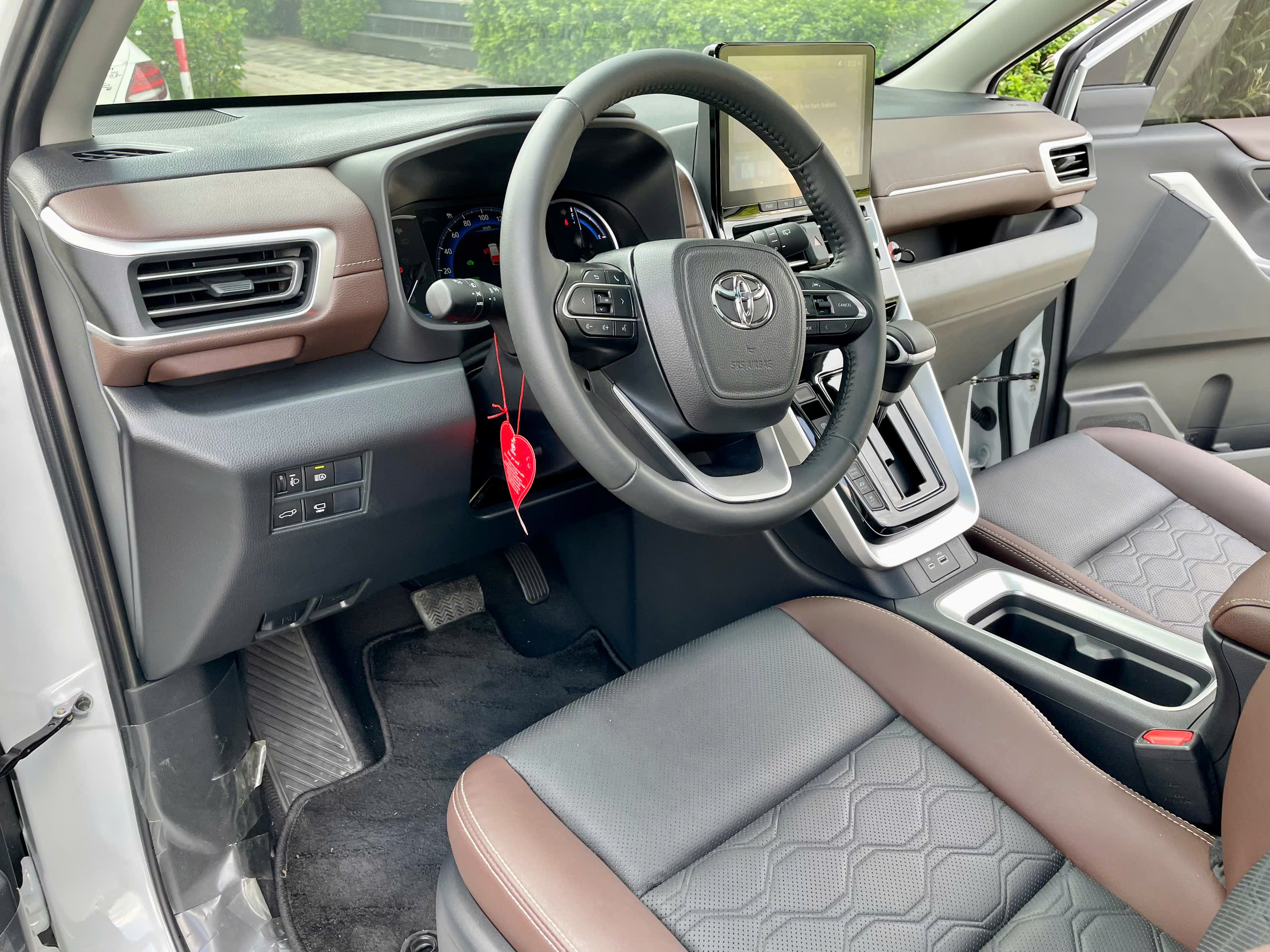 Bán xe Toyota Innova Cross HEV 2.0 CVT sản xuất năm 2026, màu trắng, xe nhập