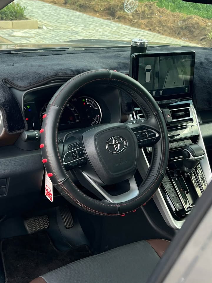 Bán Toyota Innova Cross 2.0 CVT sản xuất năm 2025, màu đồng, nhập khẩu, giá 785tr