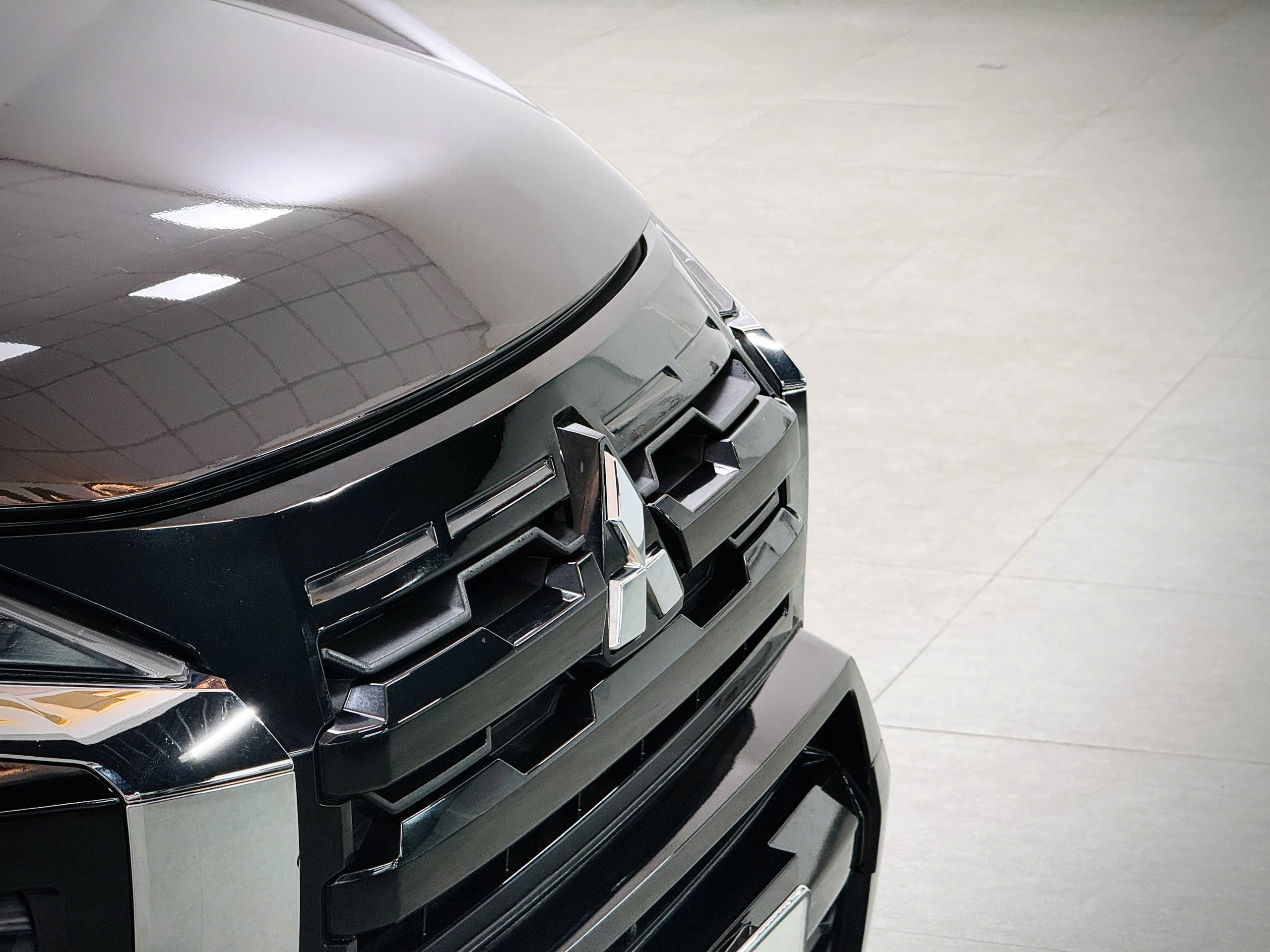Bán ô tô Mitsubishi Xpander Cross 1.5 AT năm sản xuất 2024, màu đen, nhập khẩu nguyên chiếc, giá 529tr