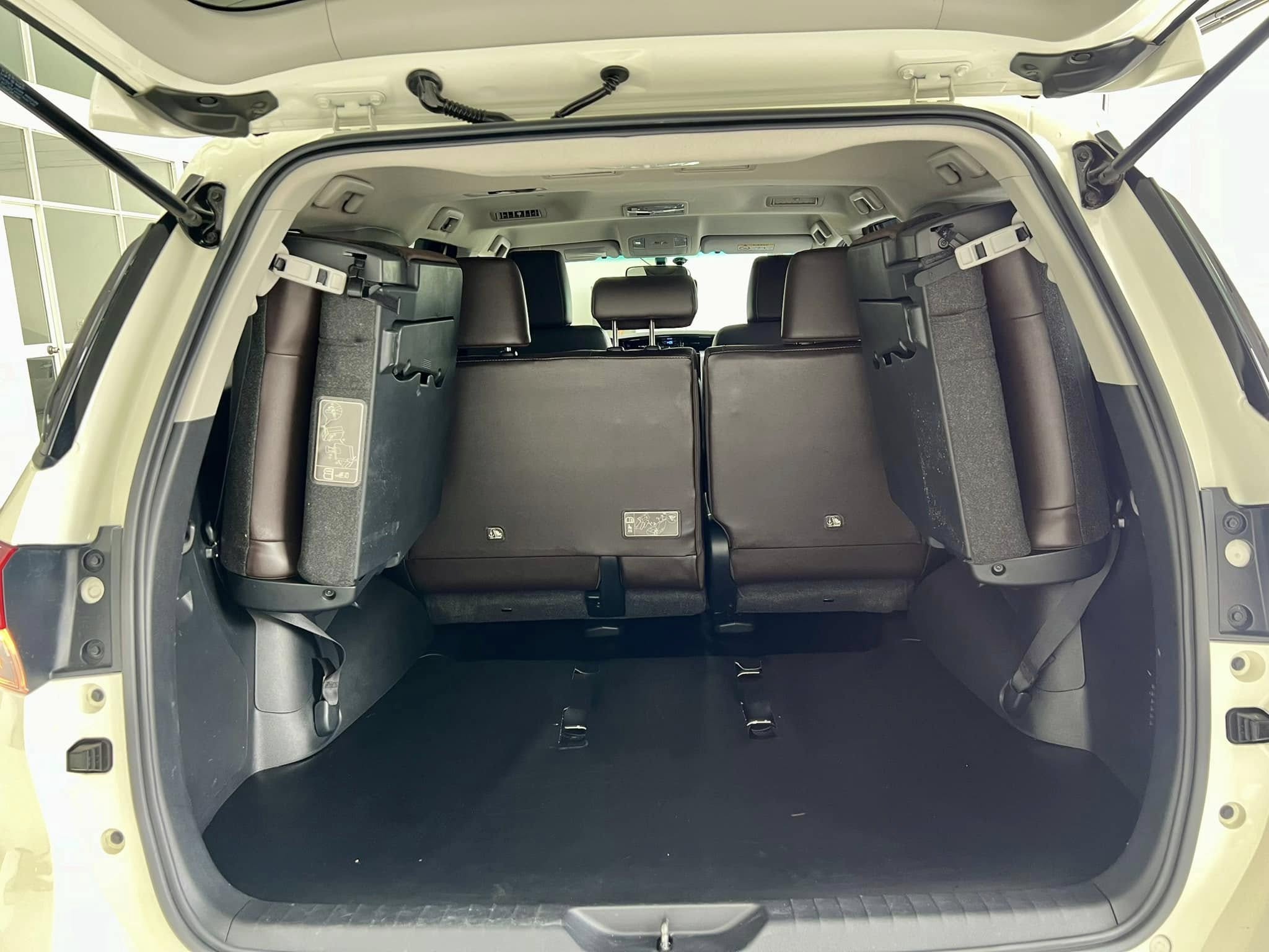 Bán Toyota Fortuner 2.7V 4x2 AT sản xuất năm 2019, màu trắng, nhập khẩu