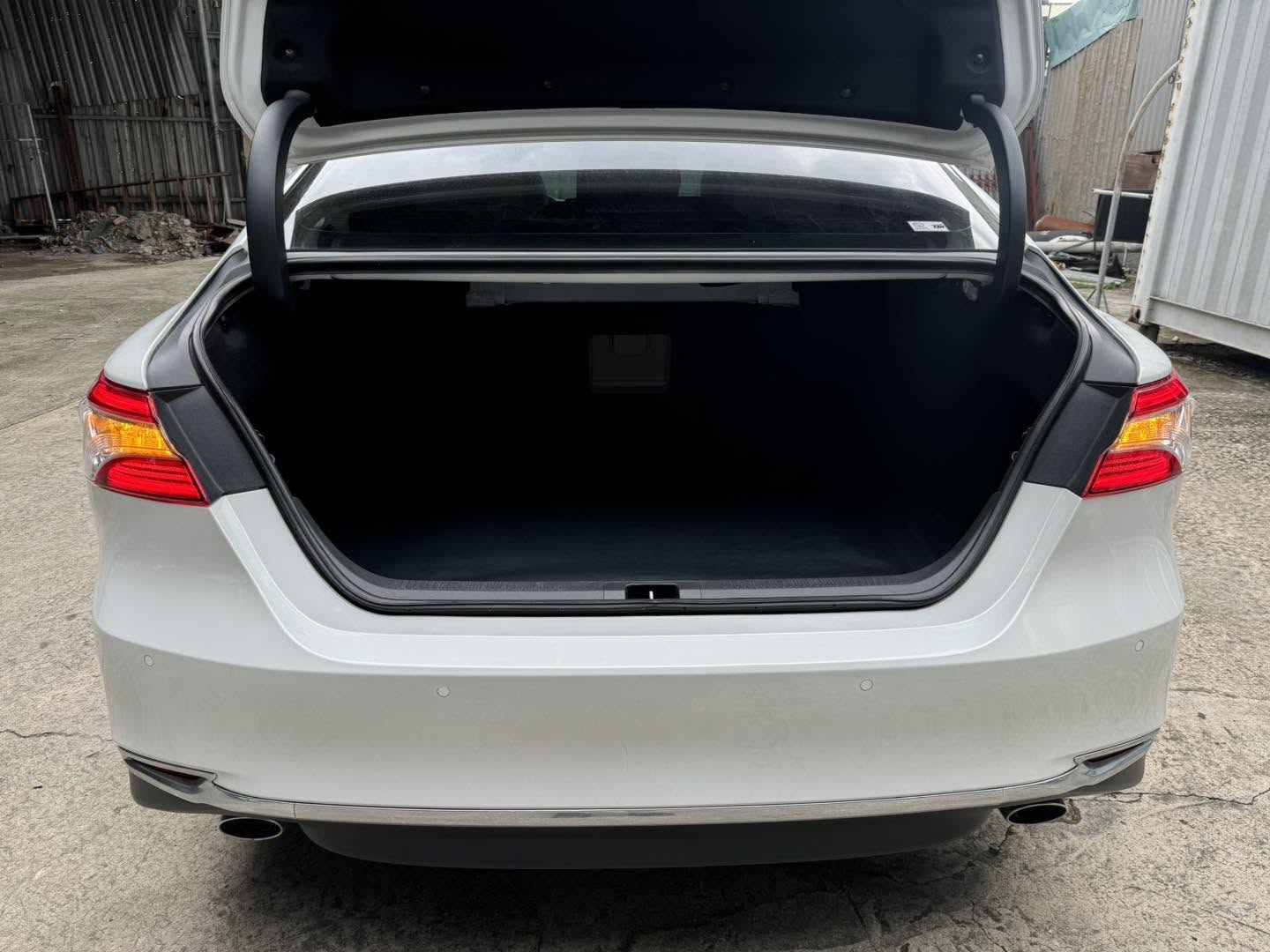 Bán ô tô Toyota Camry 2.5Q sản xuất năm 2021, màu trắng, xe nhập