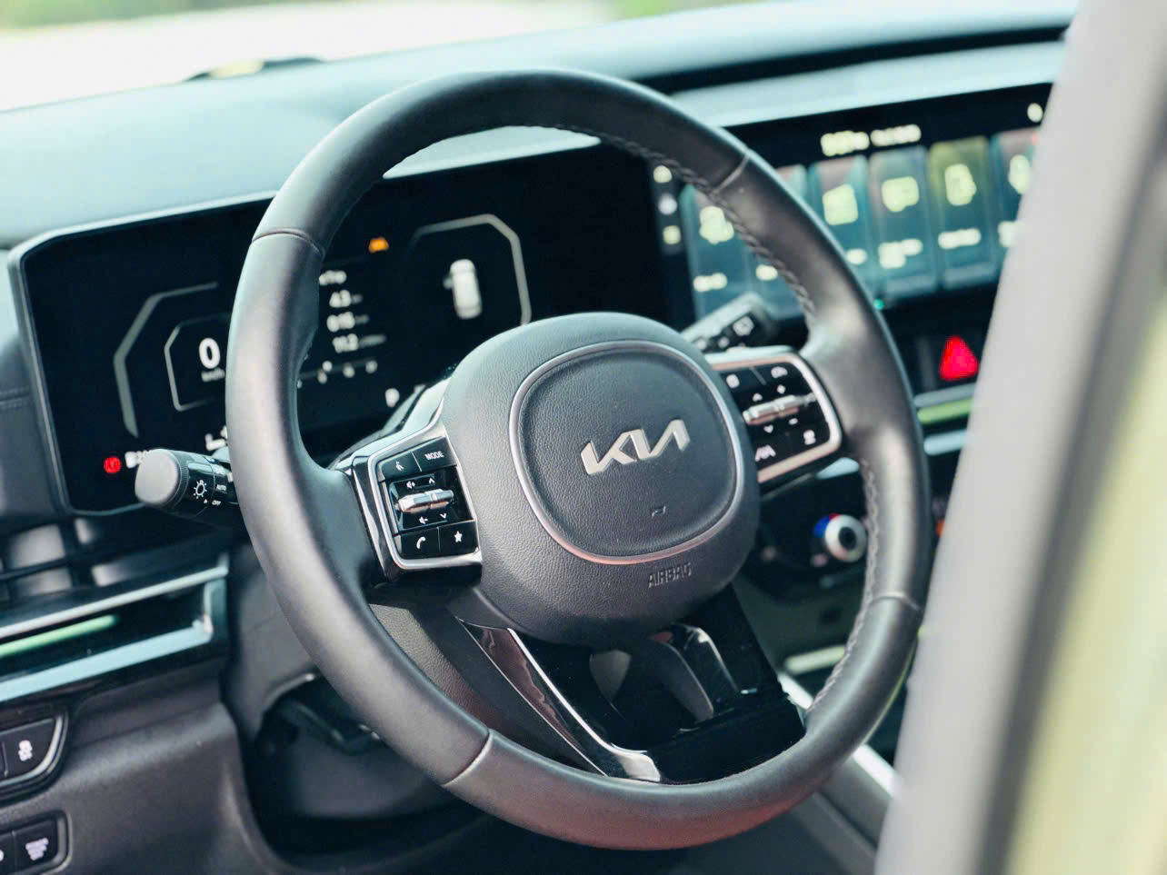 Cần bán xe Kia Carnival Signature 2.2D Full dầu sản xuất năm 2024, màu xanh lục