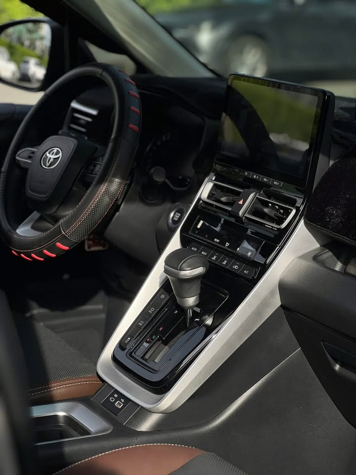 Bán Toyota Innova Cross 2.0 CVT sản xuất năm 2025, màu đồng, nhập khẩu, giá 785tr