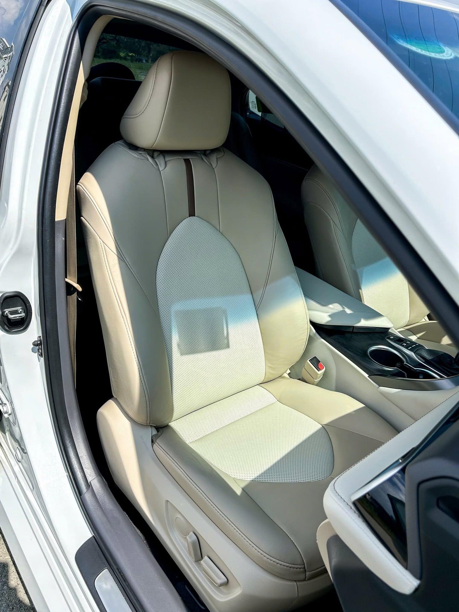 Bán xe Toyota Camry 2.5HV sản xuất 2023, màu trắng, nhập khẩu, 1.139 tỉ