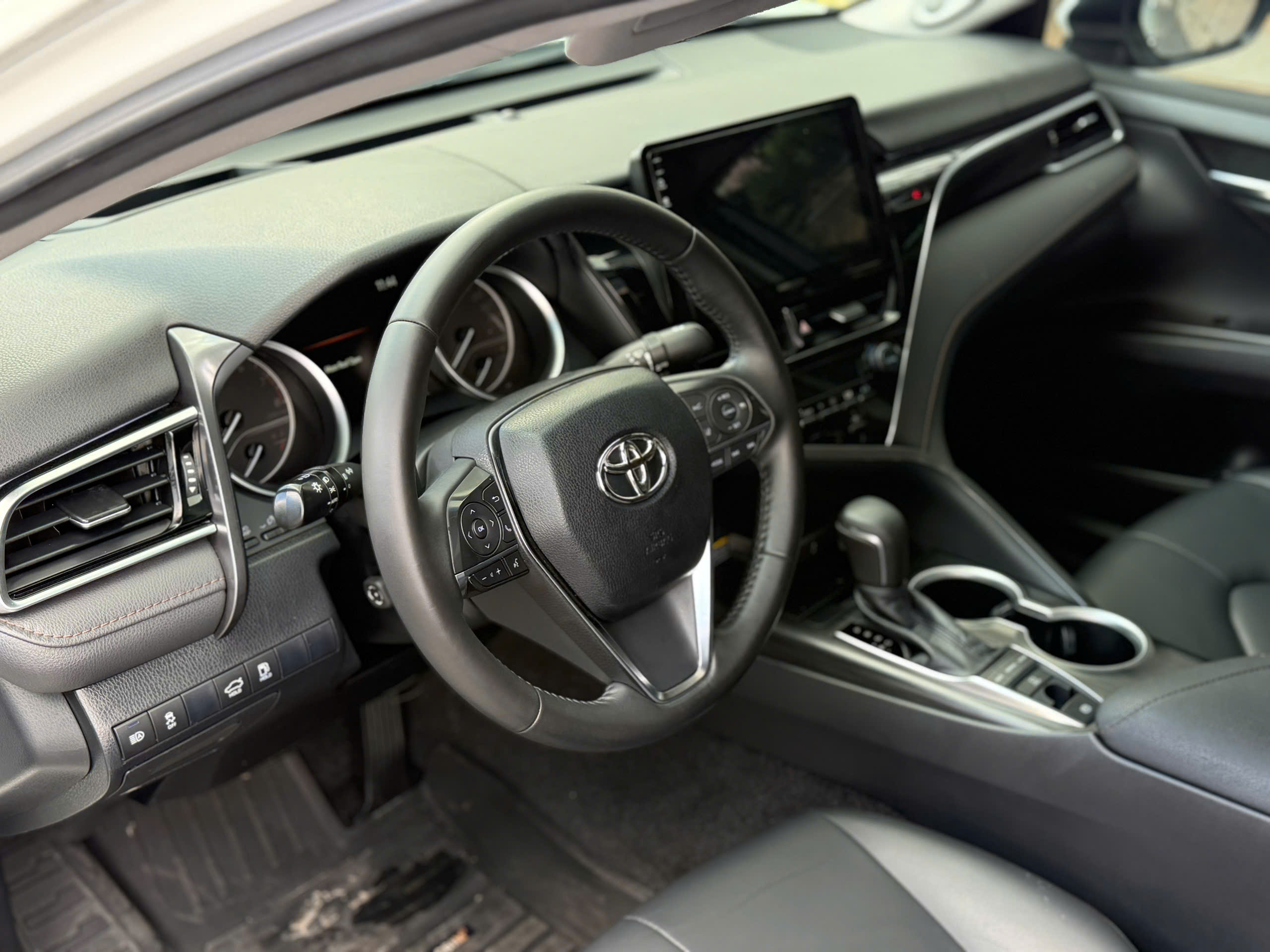 Bán Toyota Camry 2.0Q sản xuất 2023, màu trắng, nhập khẩu