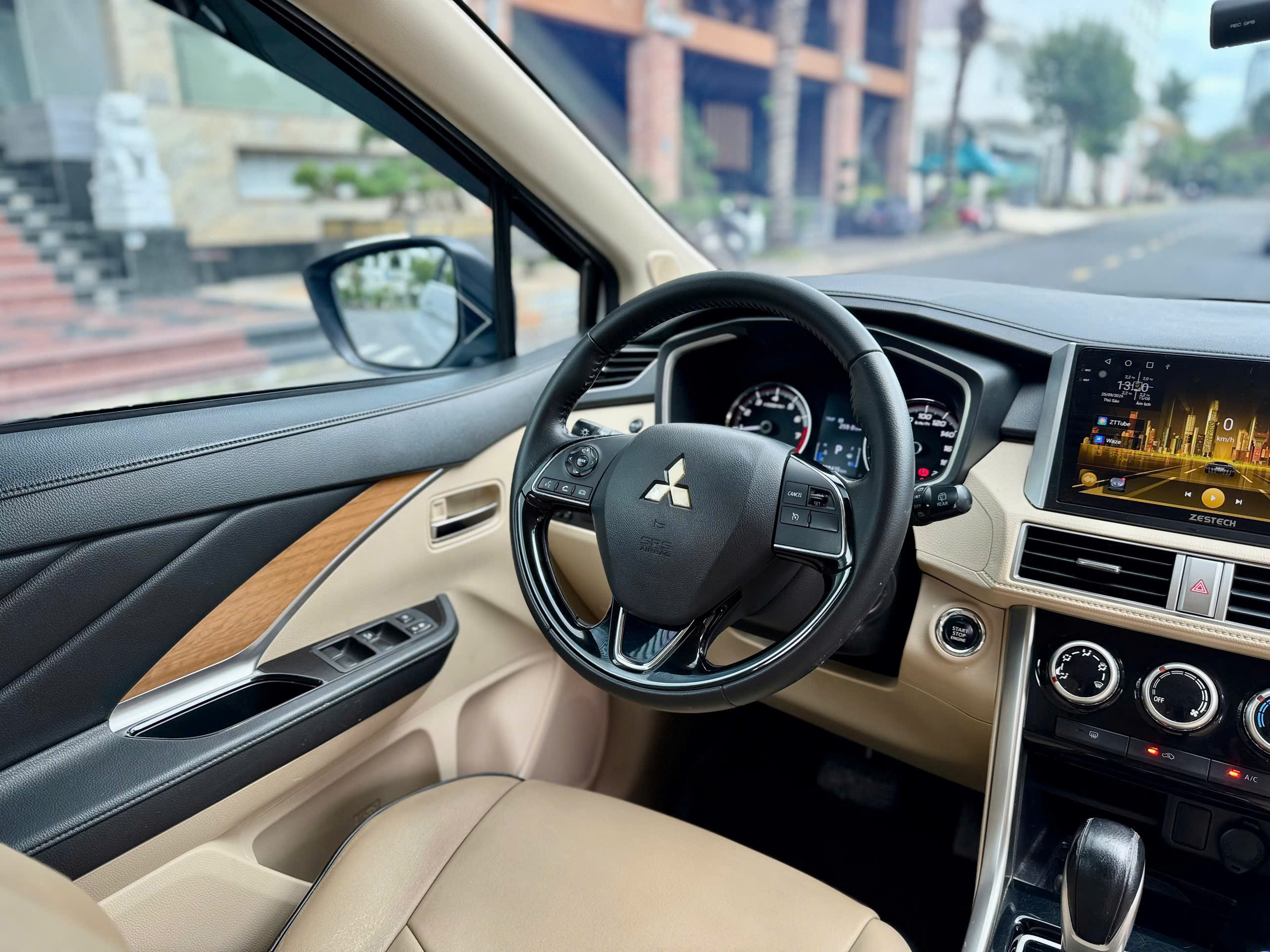 Bán xe Mitsubishi Xpander 1.5 AT sản xuất năm 2020, màu trắng, xe nhập, 370 triệu
