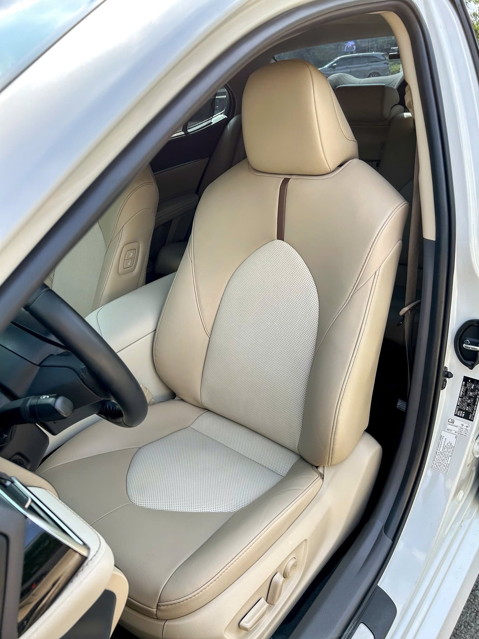 Bán xe Toyota Camry 2.5HV sản xuất 2023, màu trắng, nhập khẩu, 1.139 tỉ
