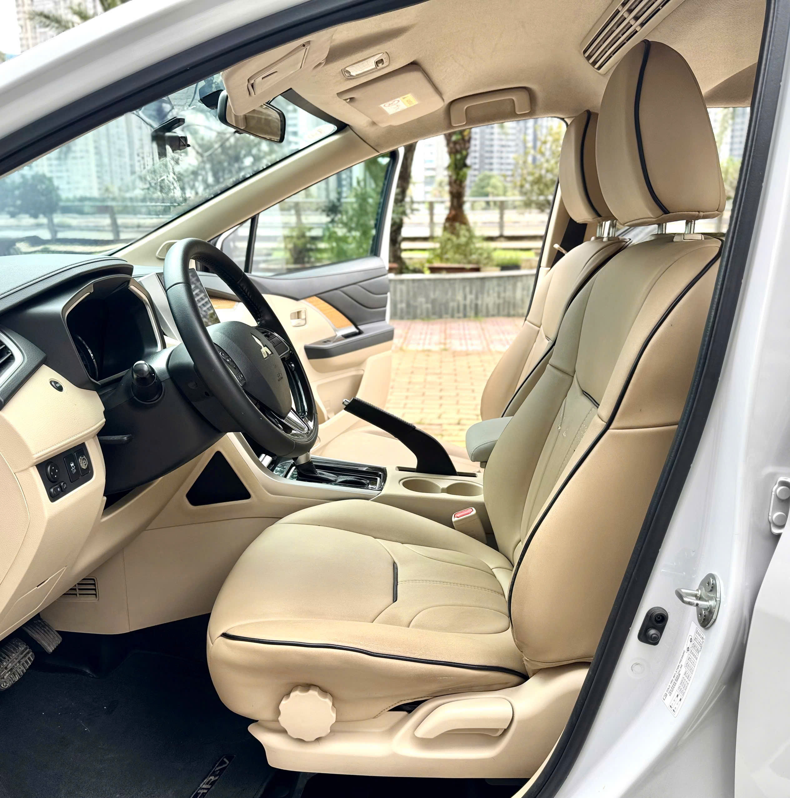 Bán xe Mitsubishi Xpander 1.5 AT sản xuất năm 2020, màu trắng, xe nhập, 370 triệu