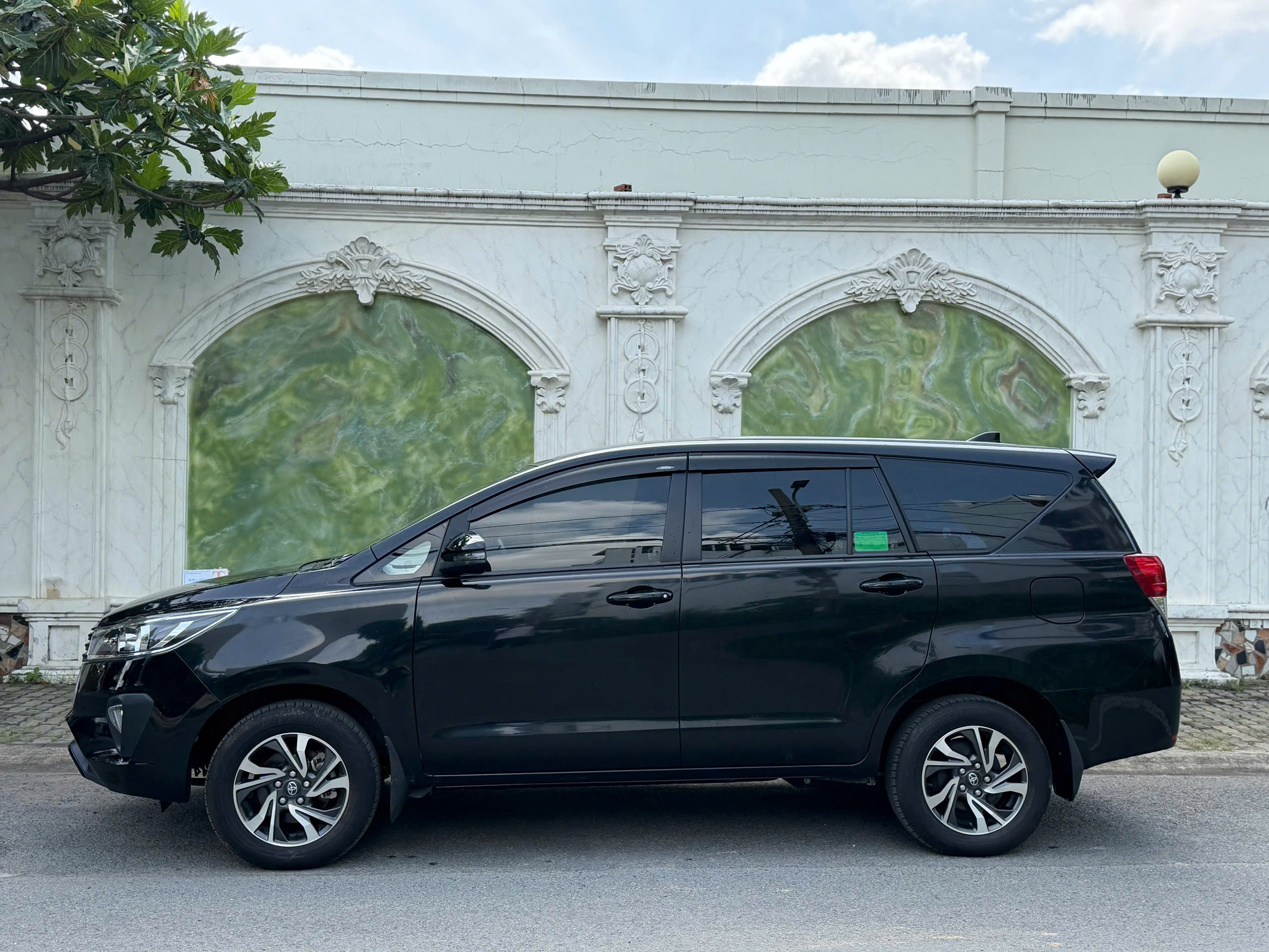 Bán Toyota Innova E 2.0 MT sản xuất 2022, màu đen, 499tr
