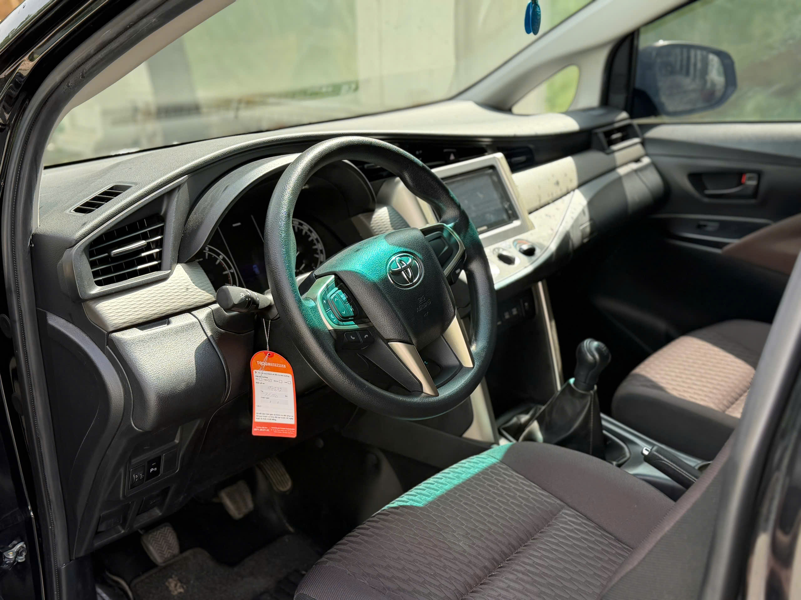 Bán Toyota Innova E 2.0 MT sản xuất 2022, màu đen, 499tr