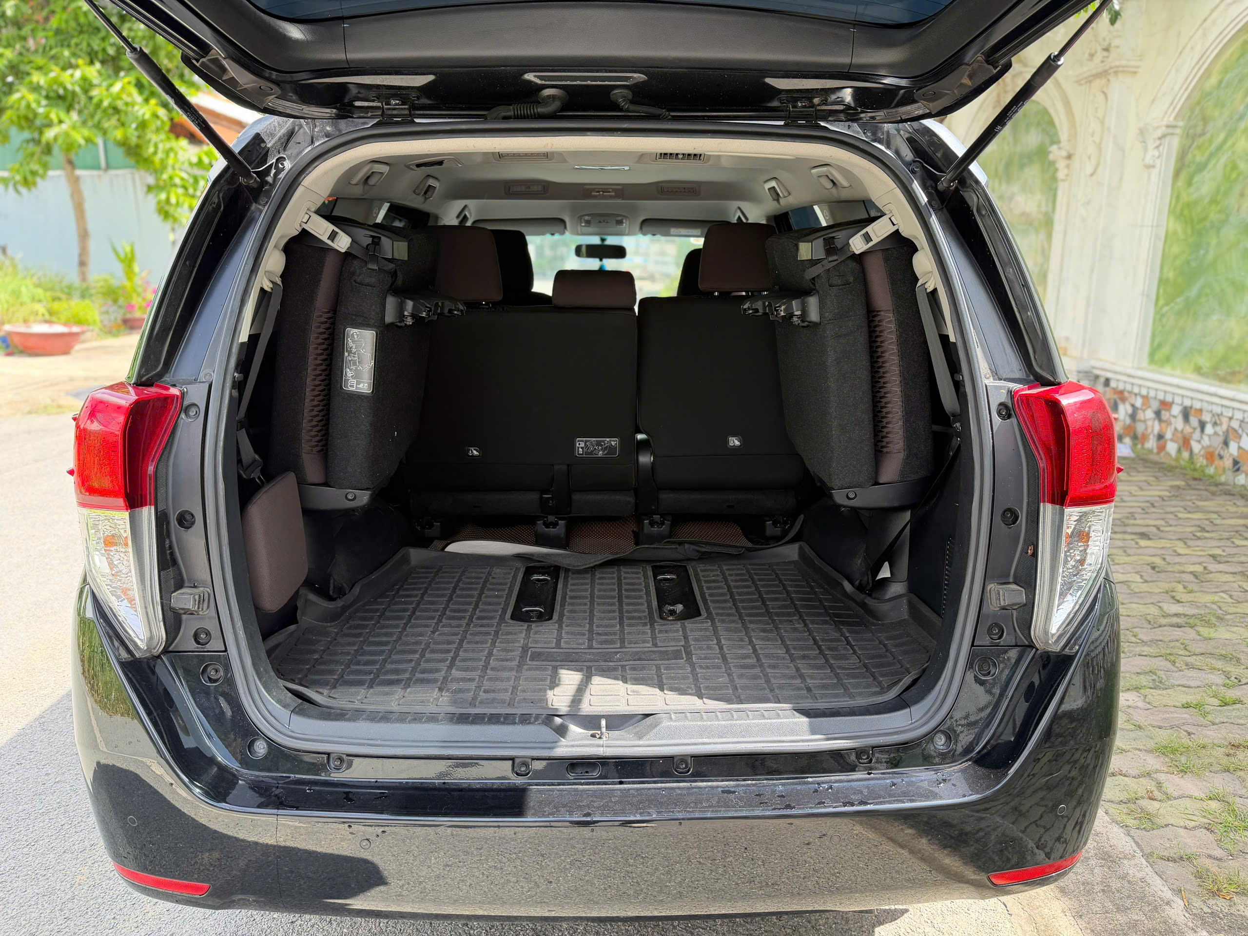 Bán Toyota Innova E 2.0 MT sản xuất 2022, màu đen, 499tr