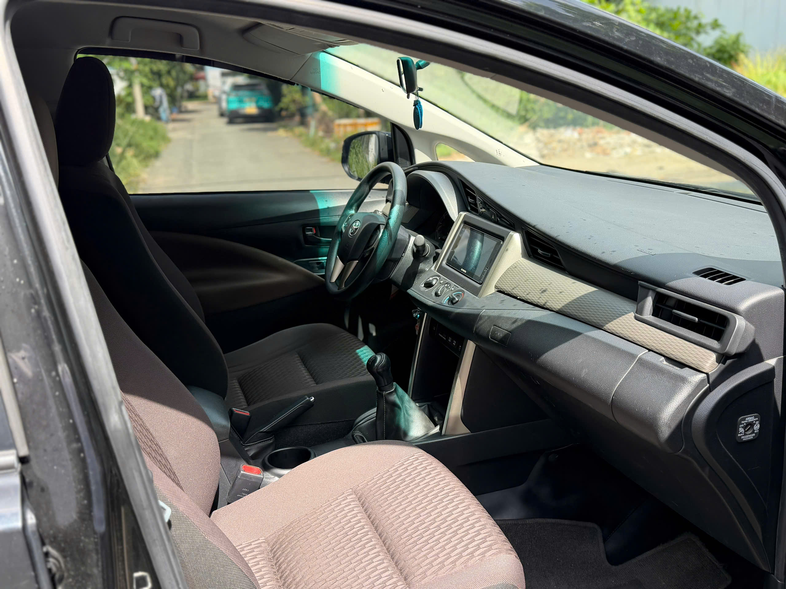 Bán Toyota Innova E 2.0 MT sản xuất 2022, màu đen, 499tr