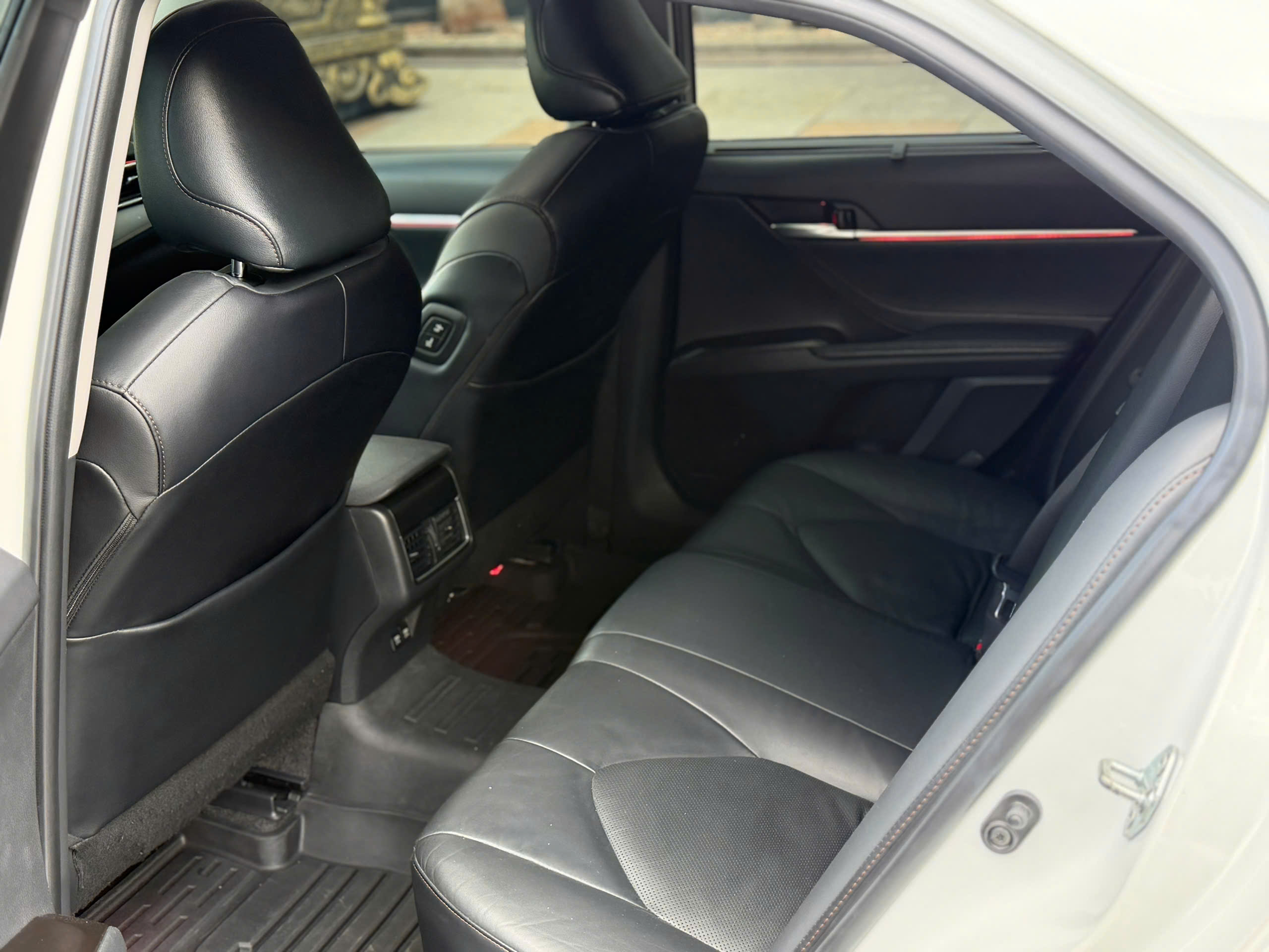 Bán Toyota Camry 2.0Q sản xuất 2023, màu trắng, nhập khẩu