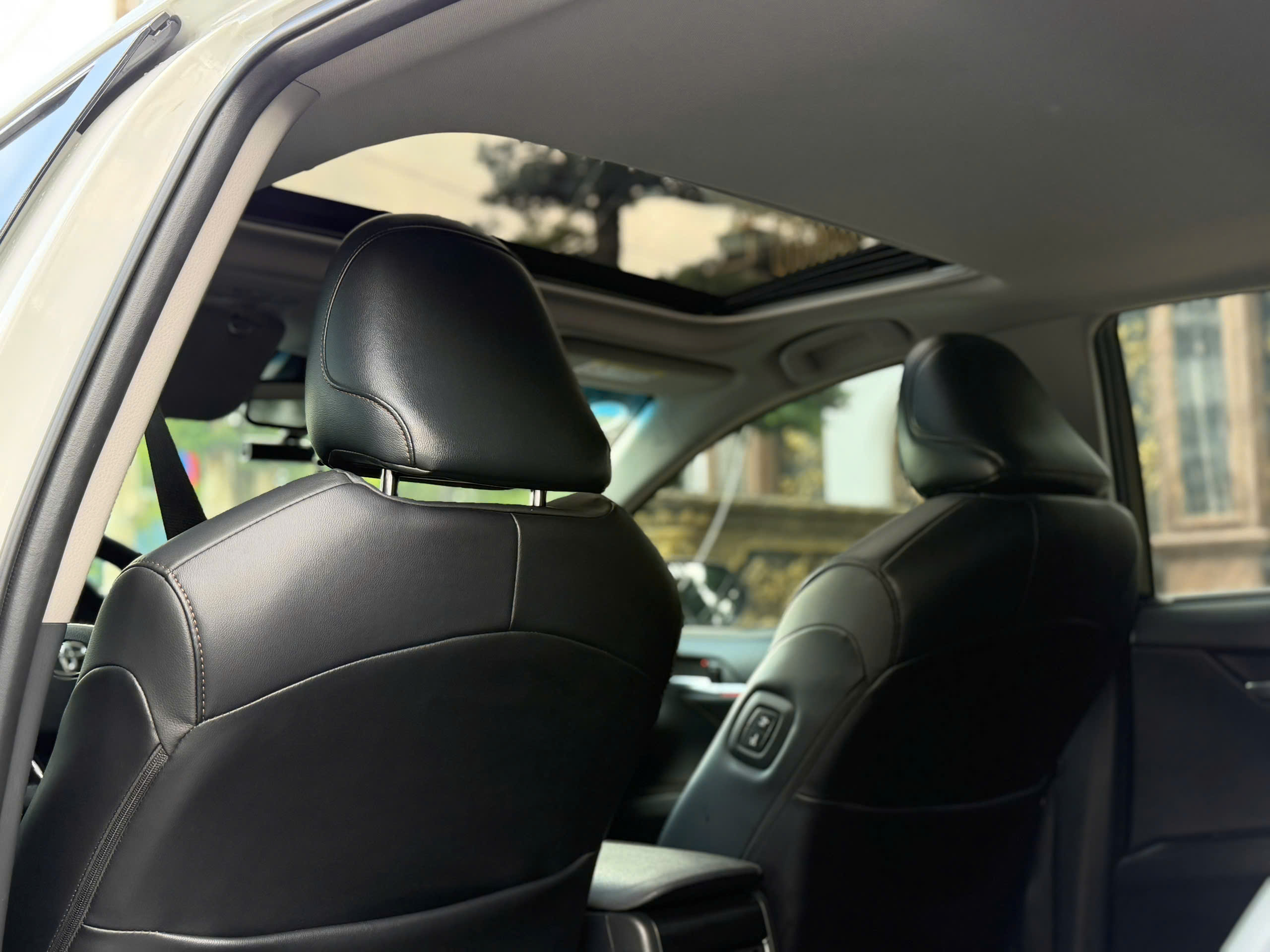 Bán Toyota Camry 2.0Q sản xuất 2023, màu trắng, nhập khẩu