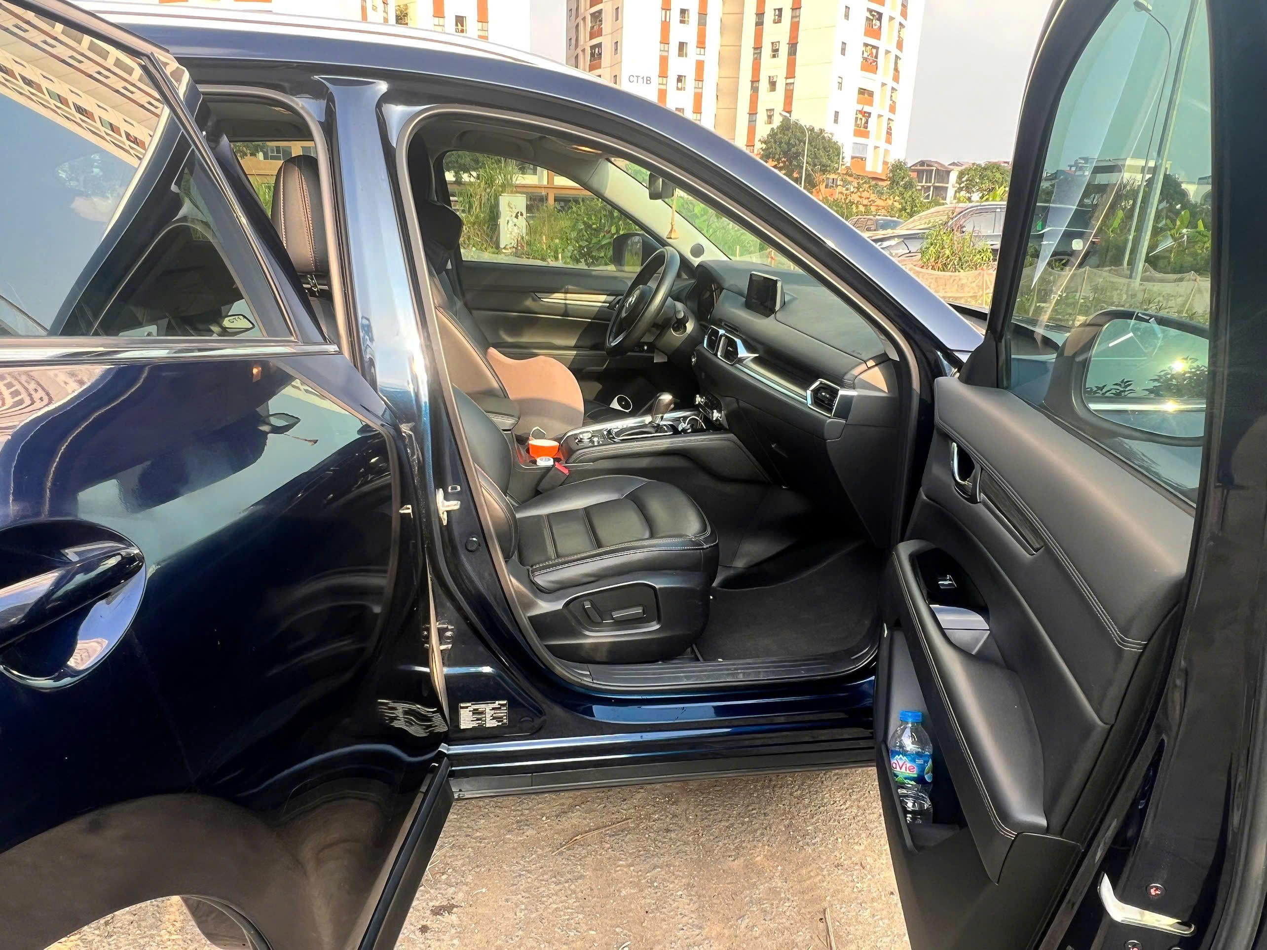 Nhà mình cần bán lại chiếc Mazda CX-5 Premium 2.0, mua từ đầu để đi lại gia đình, sử dụng rất giữ gìn.