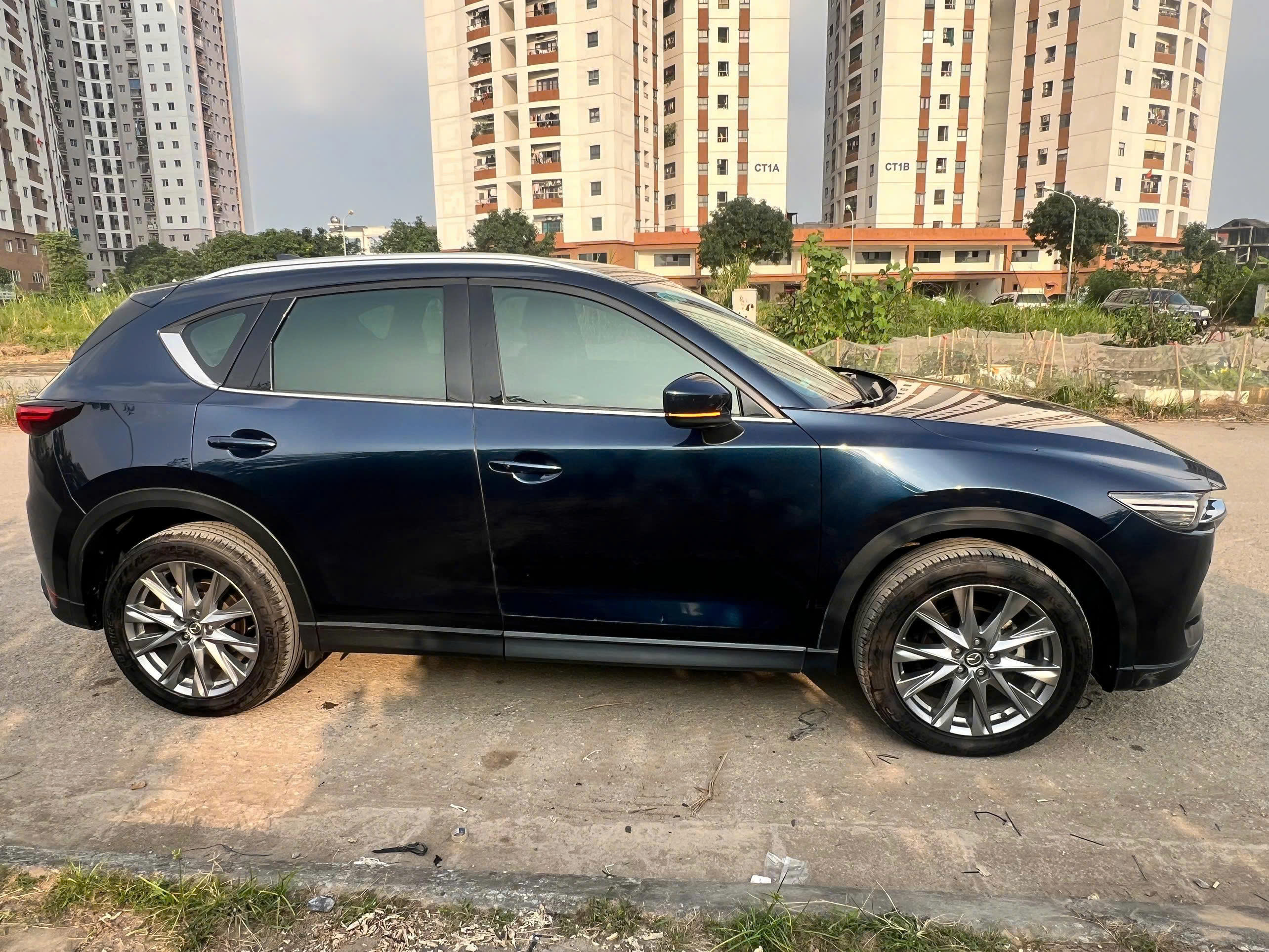 Nhà mình cần bán lại chiếc Mazda CX-5 Premium 2.0, mua từ đầu để đi lại gia đình, sử dụng rất giữ gìn.