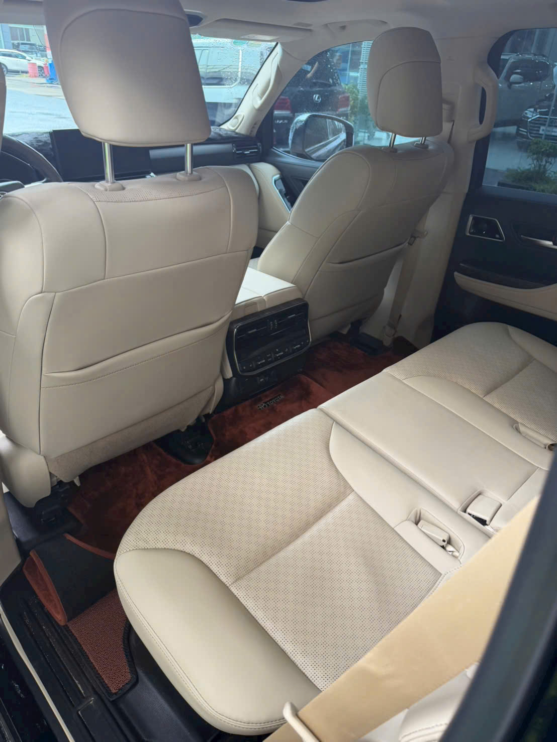 Bán xe LC300 Sản xuất năm 2024 xe đen nội thất kem, xe cá nhân chủ đi 31.000Km rất mới,
