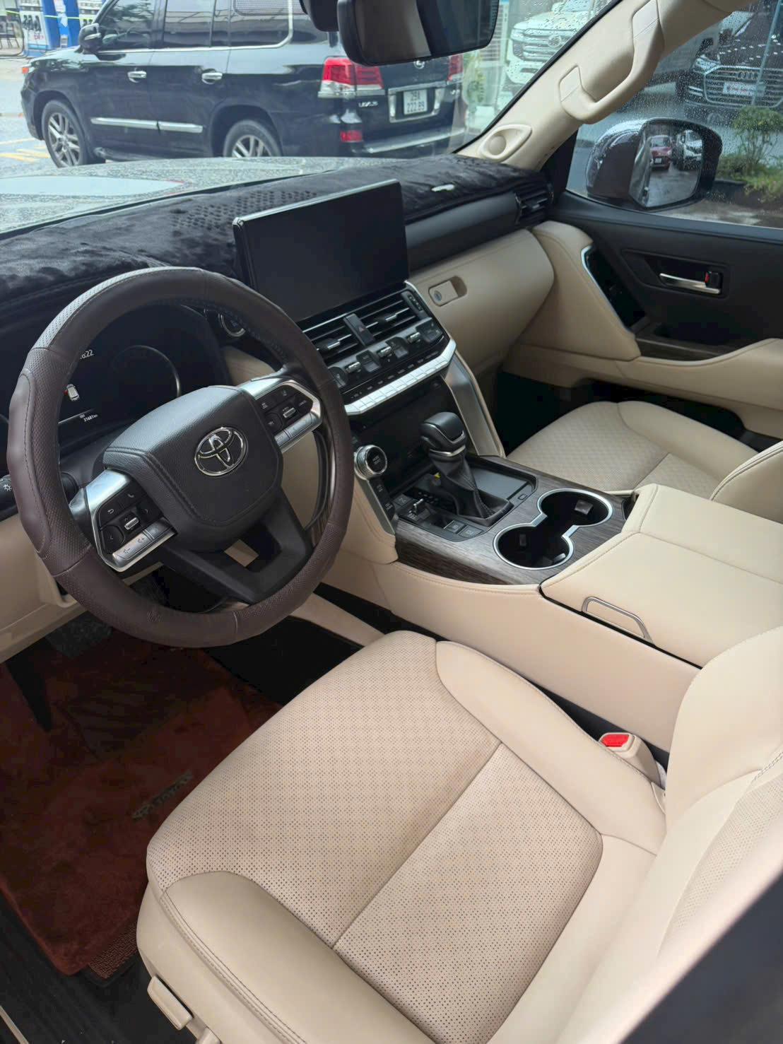 Bán xe LC300 Sản xuất năm 2024 xe đen nội thất kem, xe cá nhân chủ đi 31.000Km rất mới,