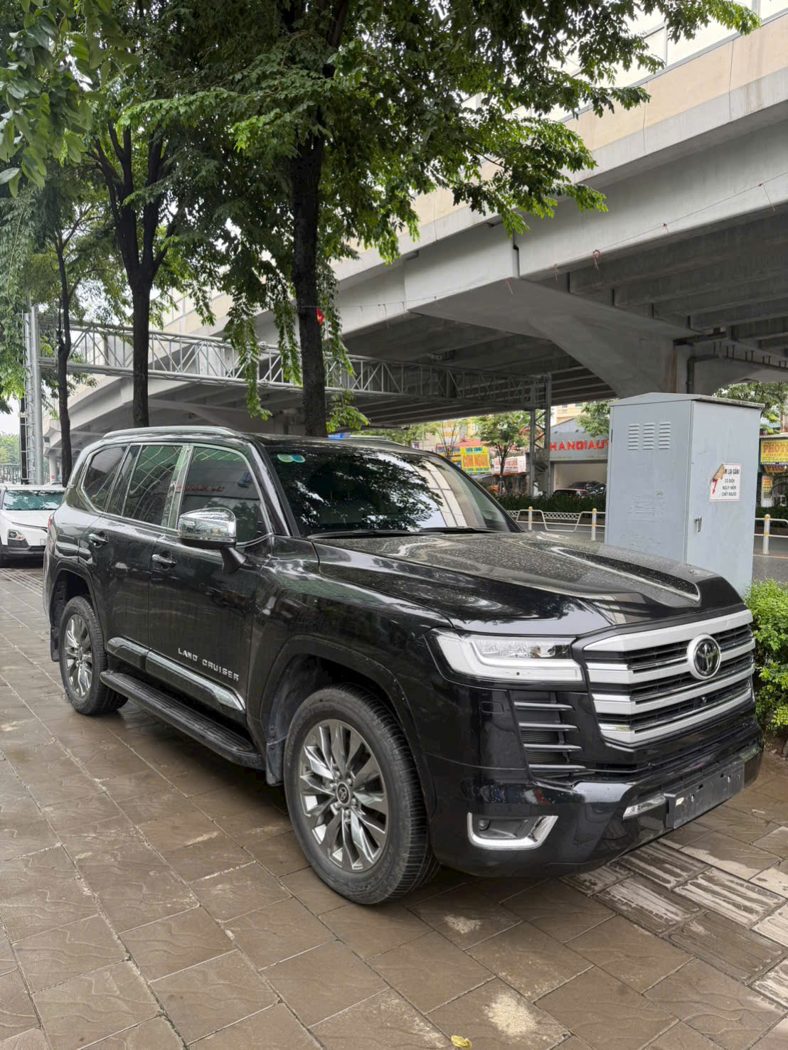 Bán xe LC300 Sản xuất năm 2024 xe đen nội thất kem, xe cá nhân chủ đi 31.000Km rất mới,