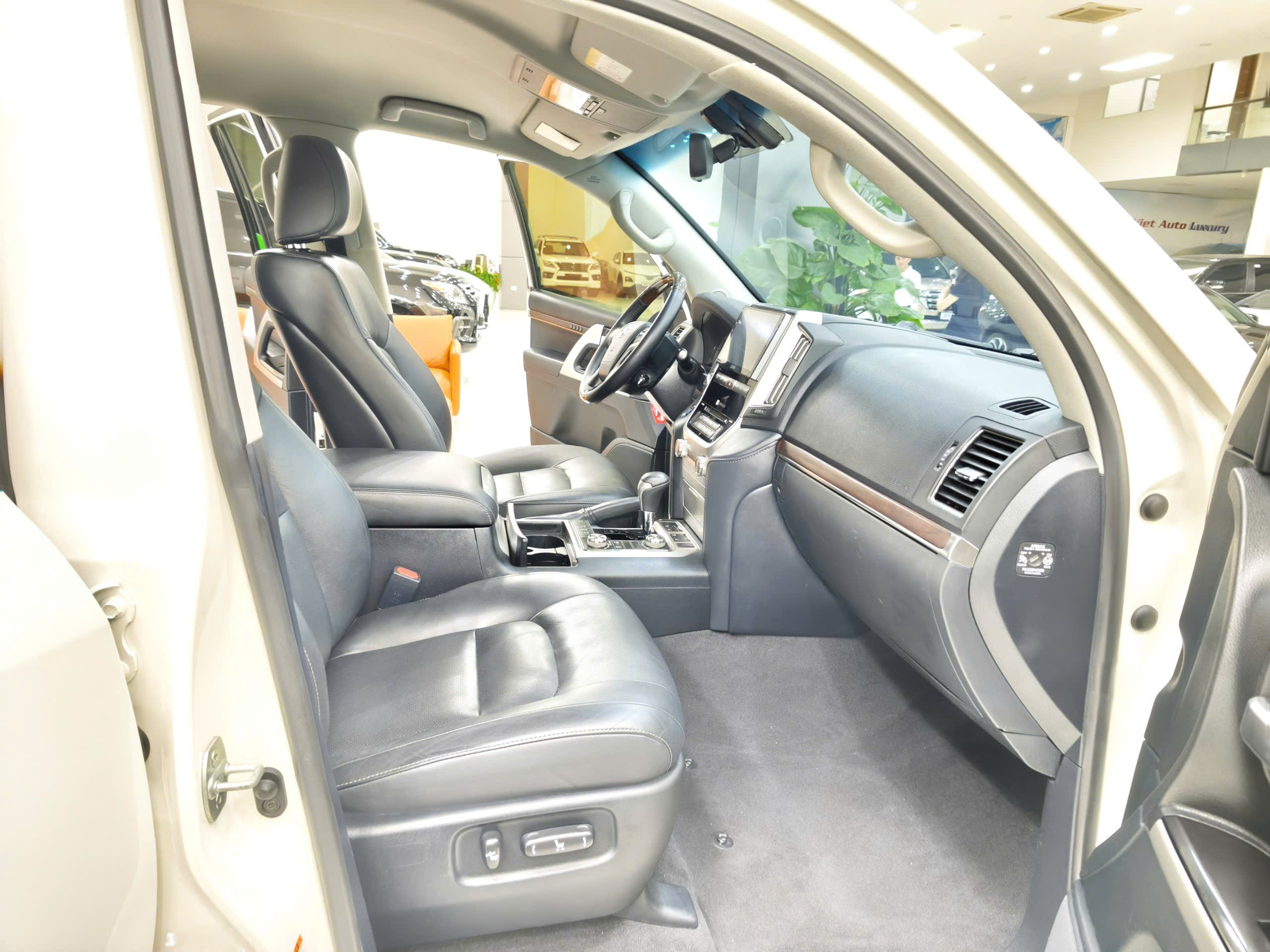 Bán xe Toyota Land Cruiser LC200 năm sản xuất 2019, màu trắng, nhập khẩu nguyên chiếc