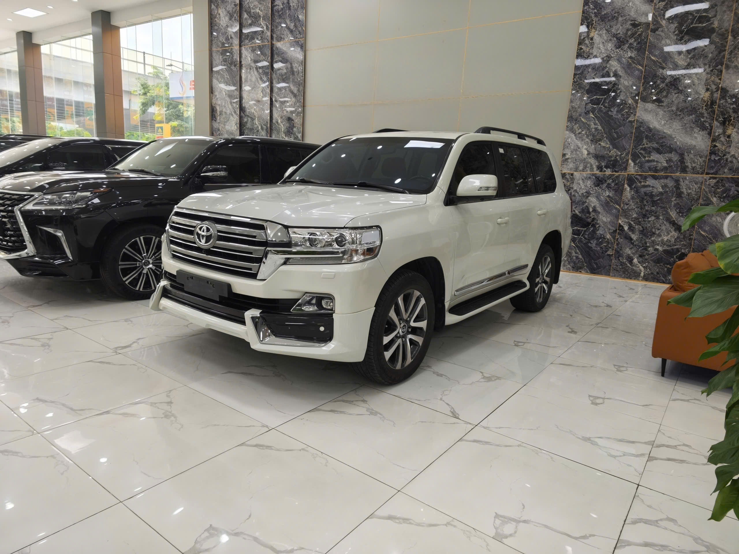 Bán xe Toyota Land Cruiser LC200 năm sản xuất 2019, màu trắng, nhập khẩu nguyên chiếc