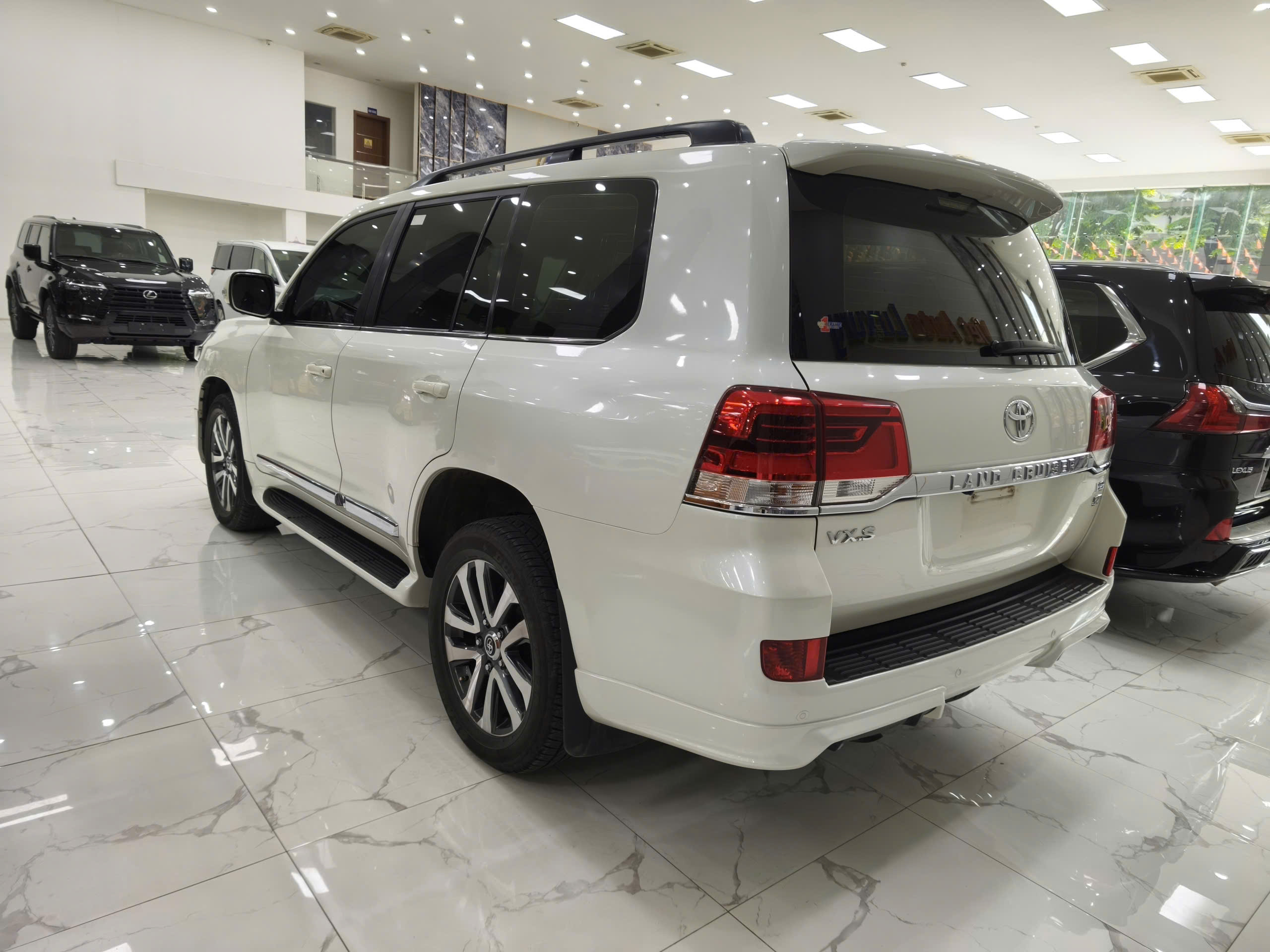 Bán xe Toyota Land Cruiser LC200 năm sản xuất 2019, màu trắng, nhập khẩu nguyên chiếc