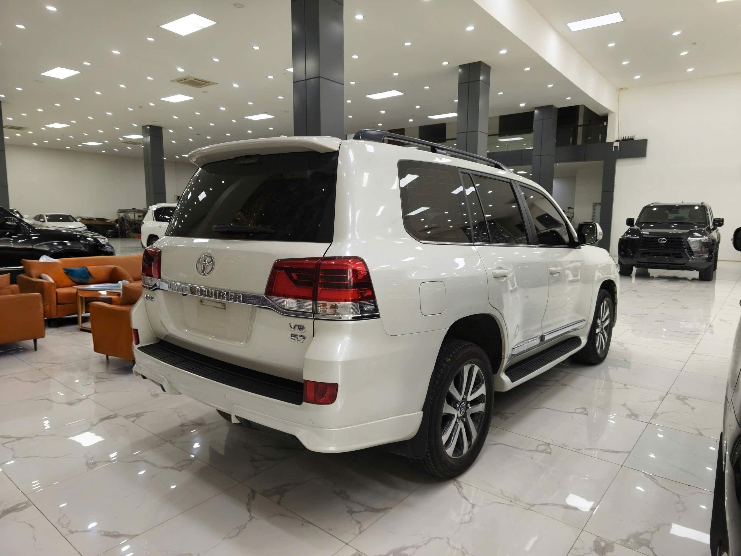 Bán xe Toyota Land Cruiser LC200 năm sản xuất 2019, màu trắng, nhập khẩu nguyên chiếc