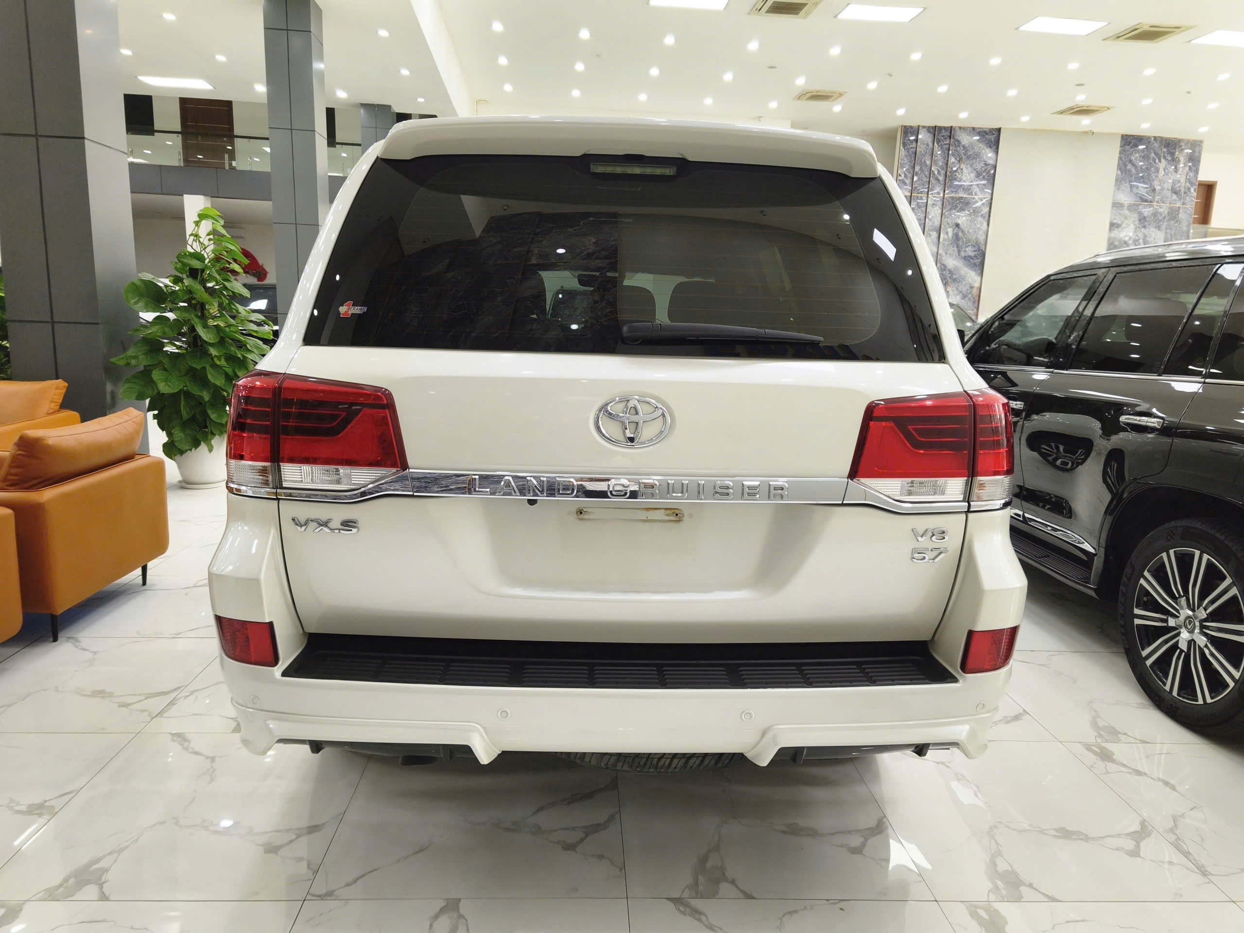 Bán xe Toyota Land Cruiser LC200 năm sản xuất 2019, màu trắng, nhập khẩu nguyên chiếc