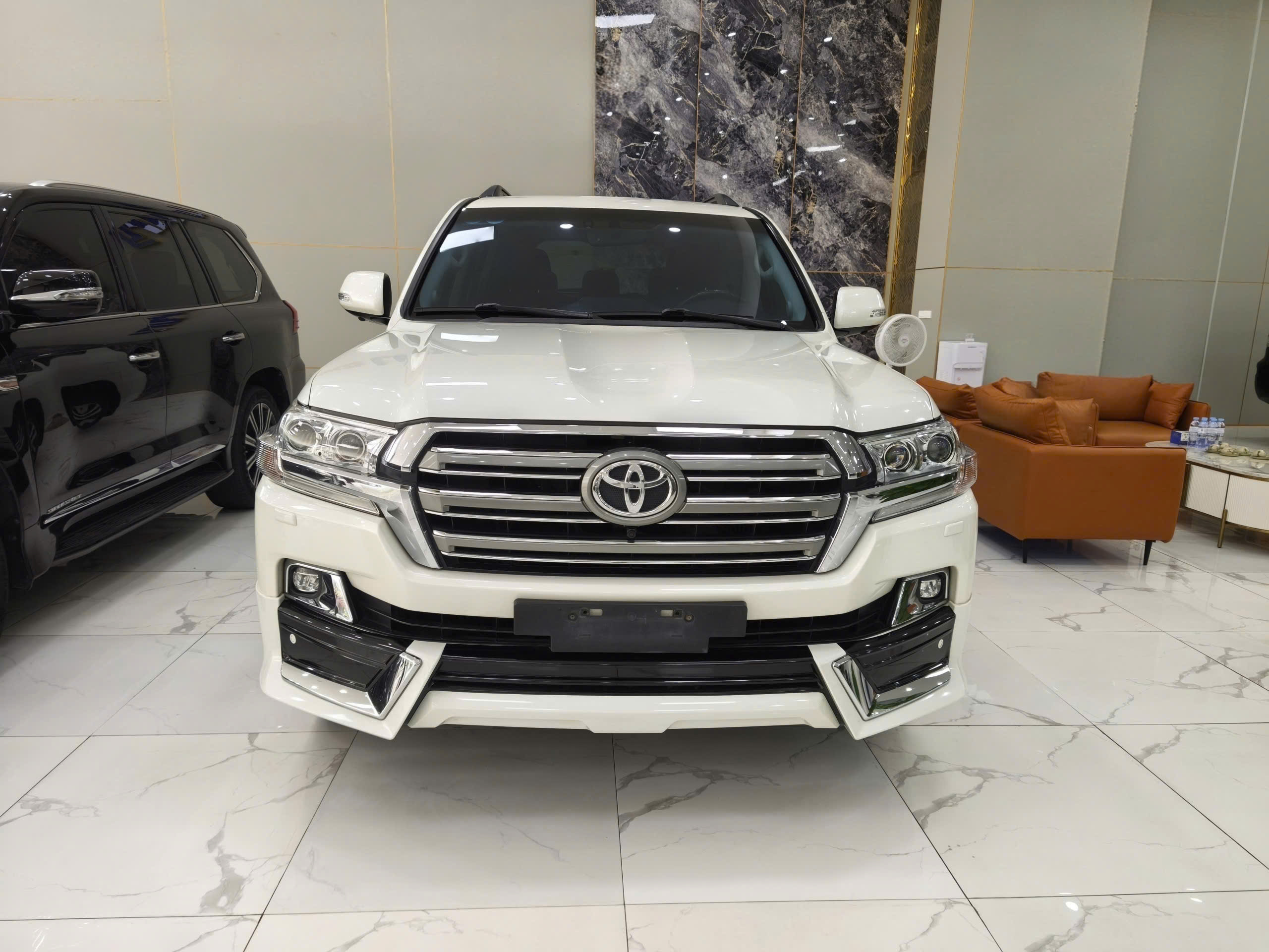 Bán xe Toyota Land Cruiser LC200 năm sản xuất 2019, màu trắng, nhập khẩu nguyên chiếc