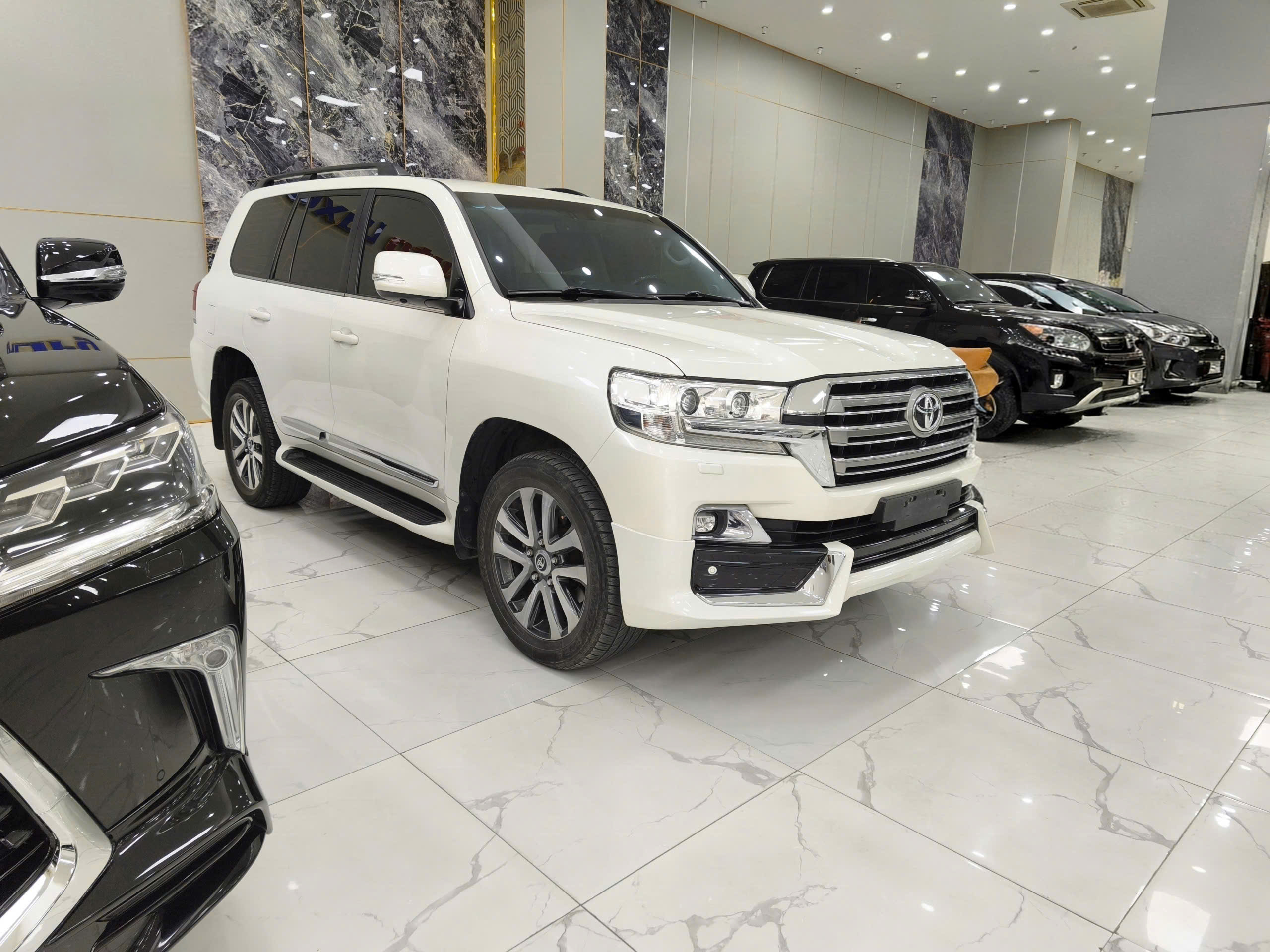 Bán xe Toyota Land Cruiser LC200 năm sản xuất 2019, màu trắng, nhập khẩu nguyên chiếc
