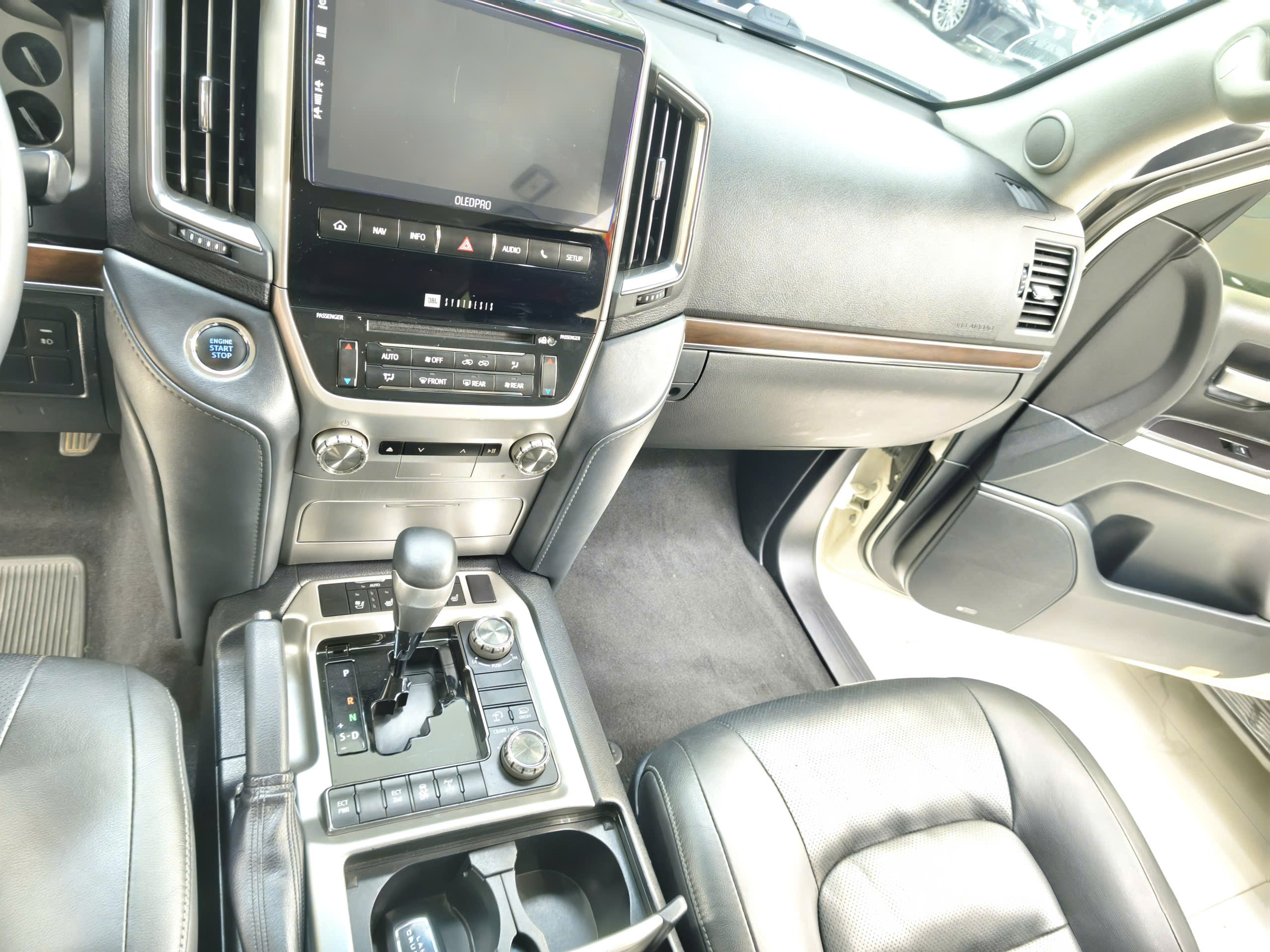 Bán xe Toyota Land Cruiser LC200 năm sản xuất 2019, màu trắng, nhập khẩu nguyên chiếc