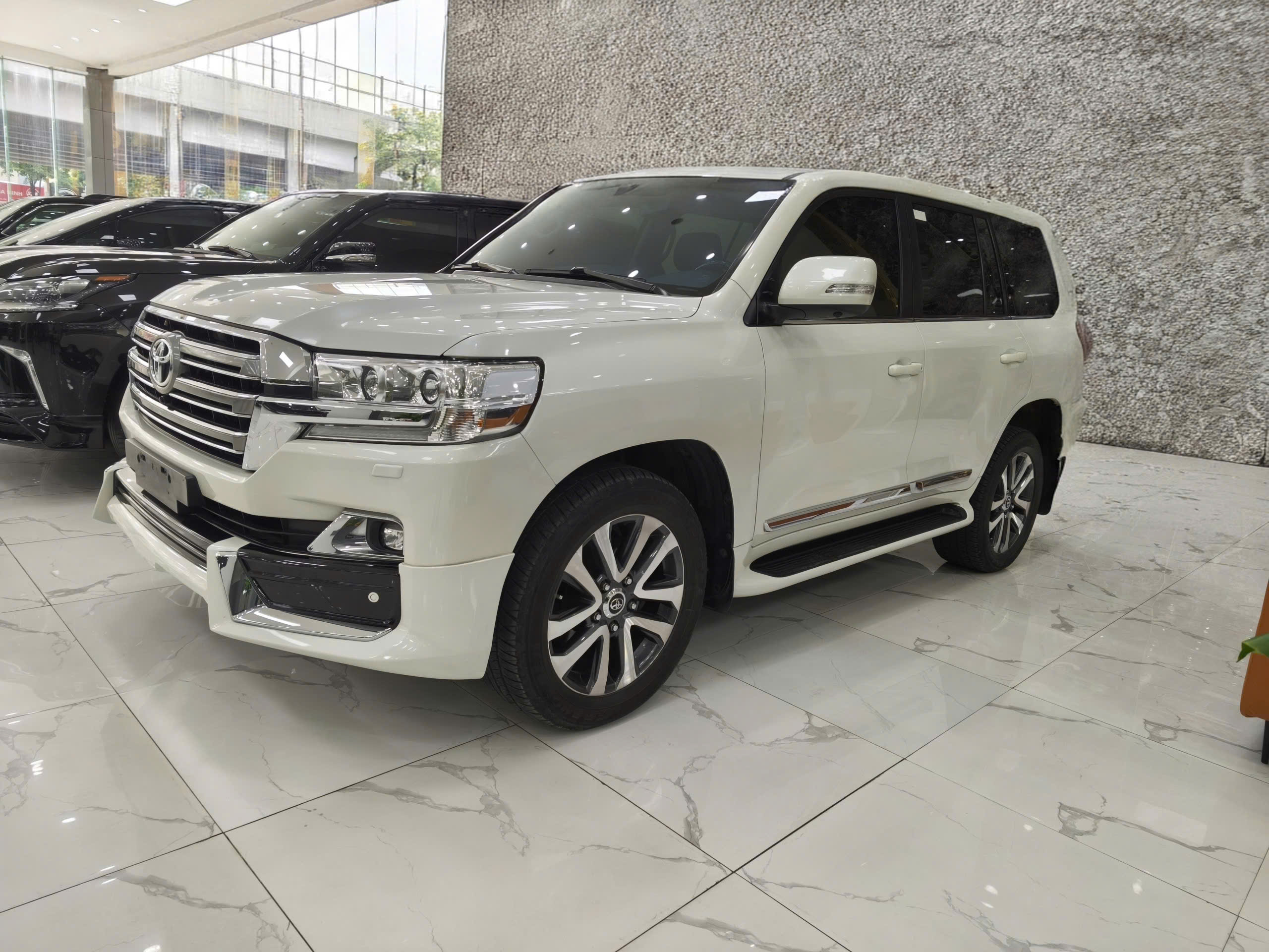 Bán xe Toyota Land Cruiser LC200 năm sản xuất 2019, màu trắng, nhập khẩu nguyên chiếc