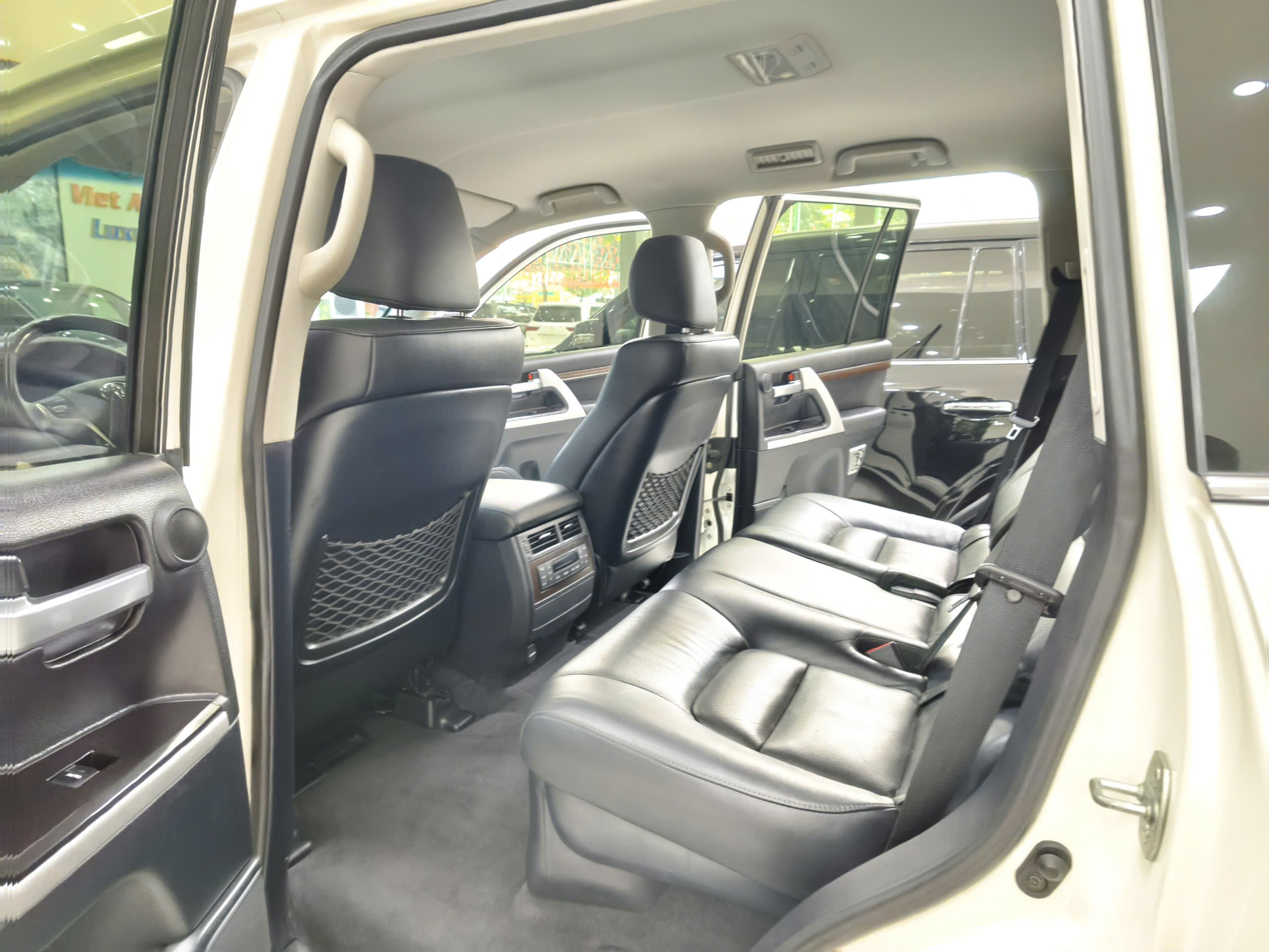Bán xe Toyota Land Cruiser LC200 năm sản xuất 2019, màu trắng, nhập khẩu nguyên chiếc